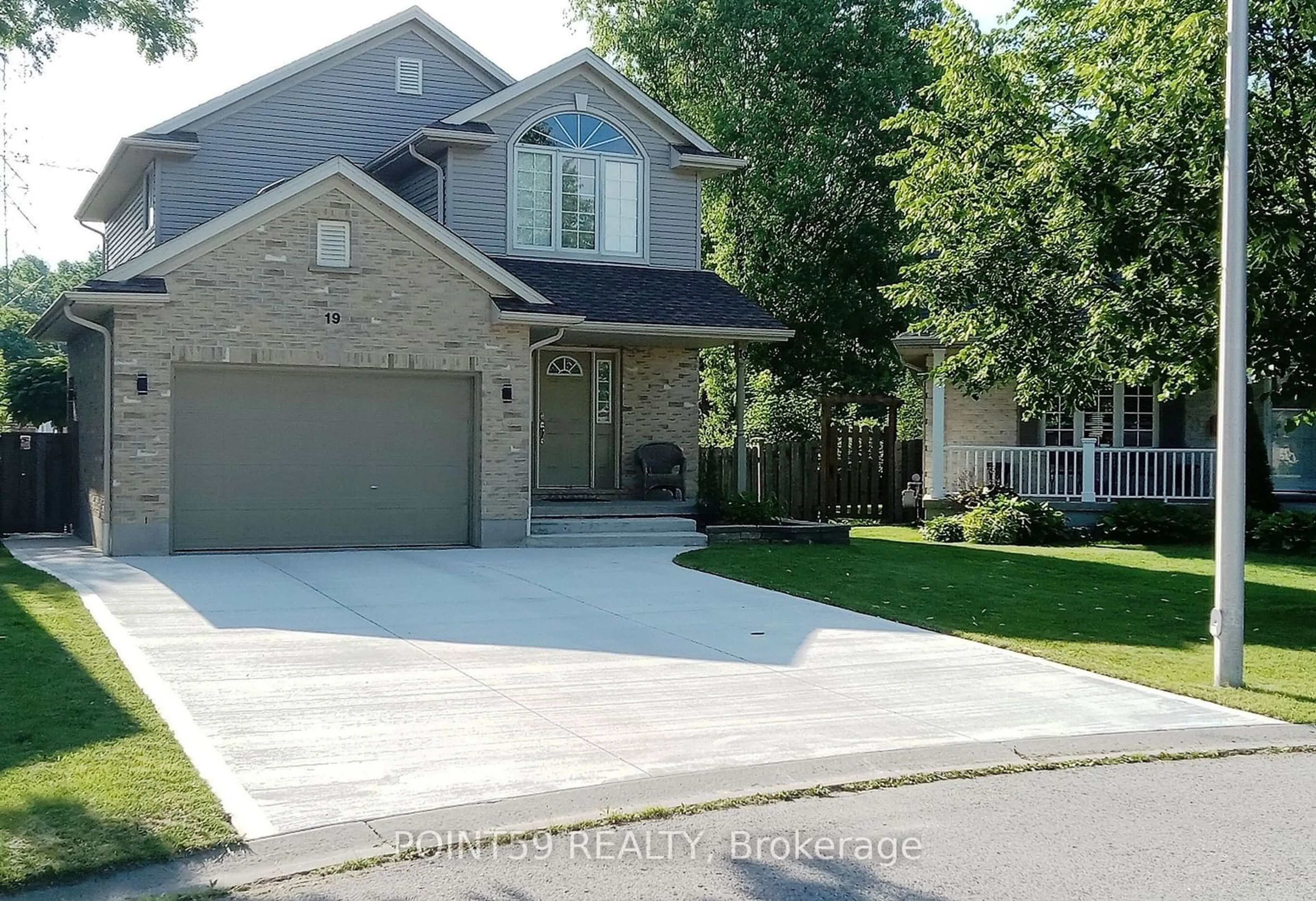 Frontside or backside of a home, the street view for 19 LINDEN Lane, St. Thomas Ontario N5P 4M4