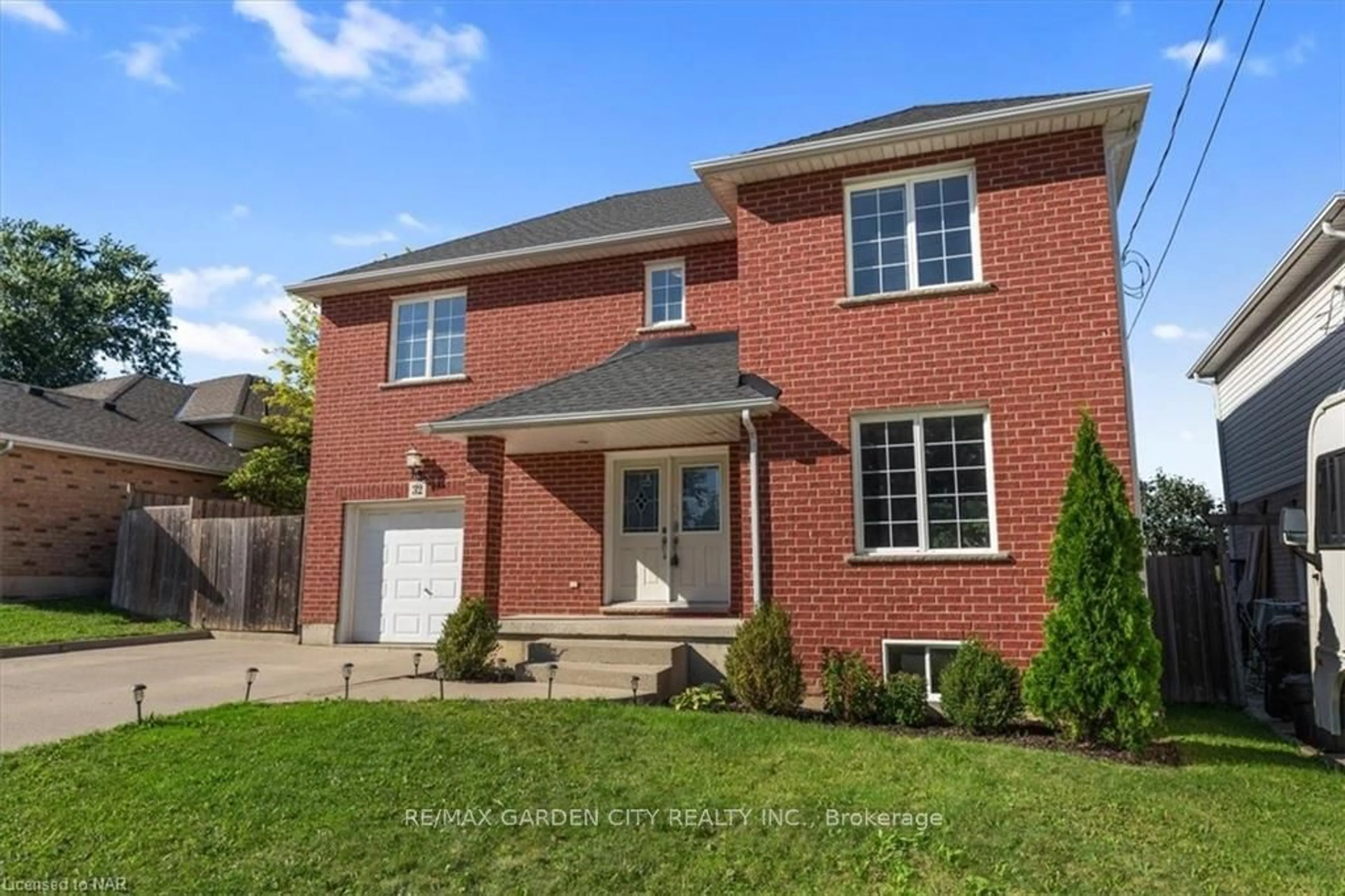 Home with brick exterior material for 32 Mcnamara St, Thorold Ontario L2V 5C8