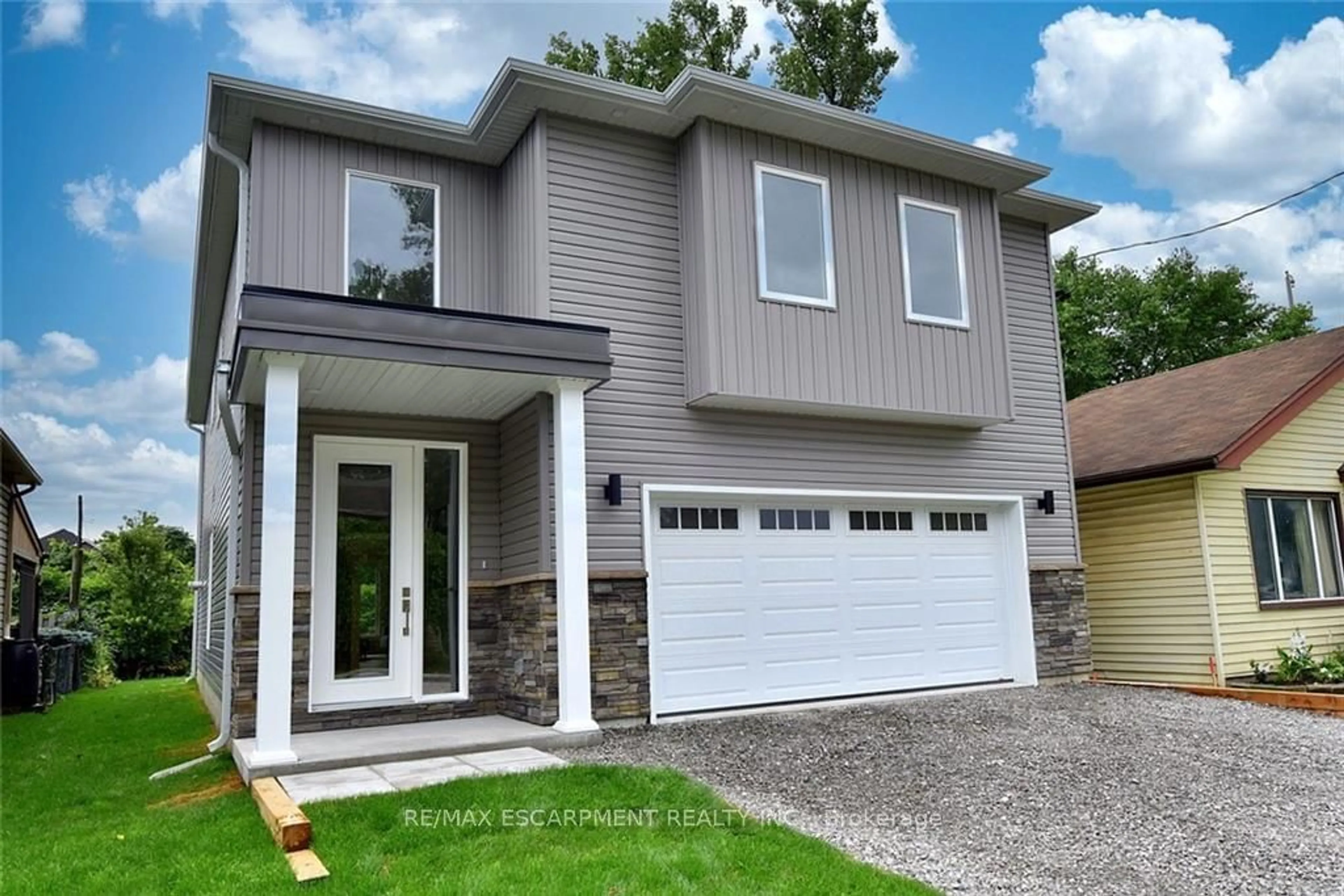 Home with vinyl exterior material for 20 Clare Ave, Hamilton Ontario L8H 7E1