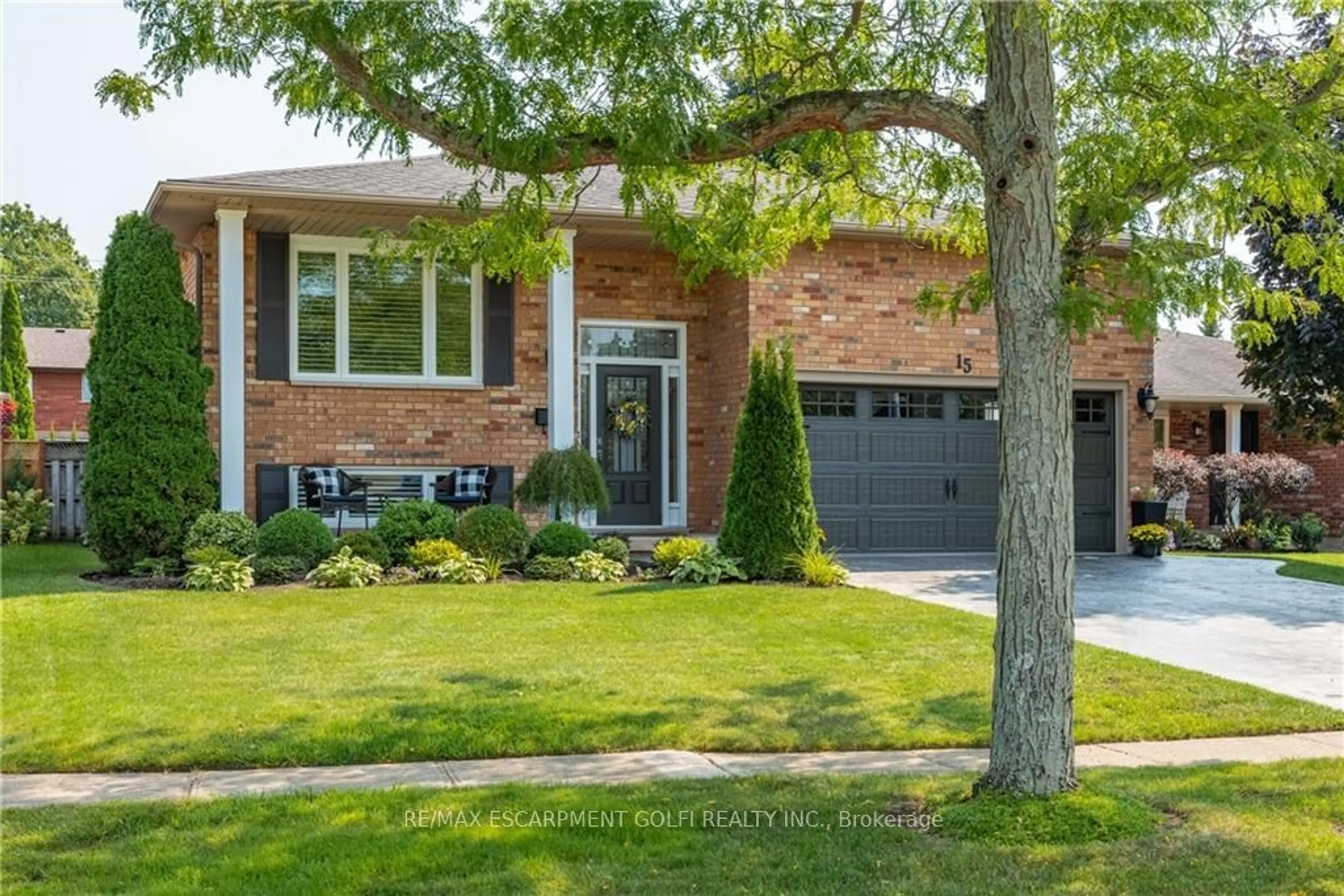 Home with brick exterior material for 15 Stoneybrook Cres, Welland Ontario L2C 6Z3