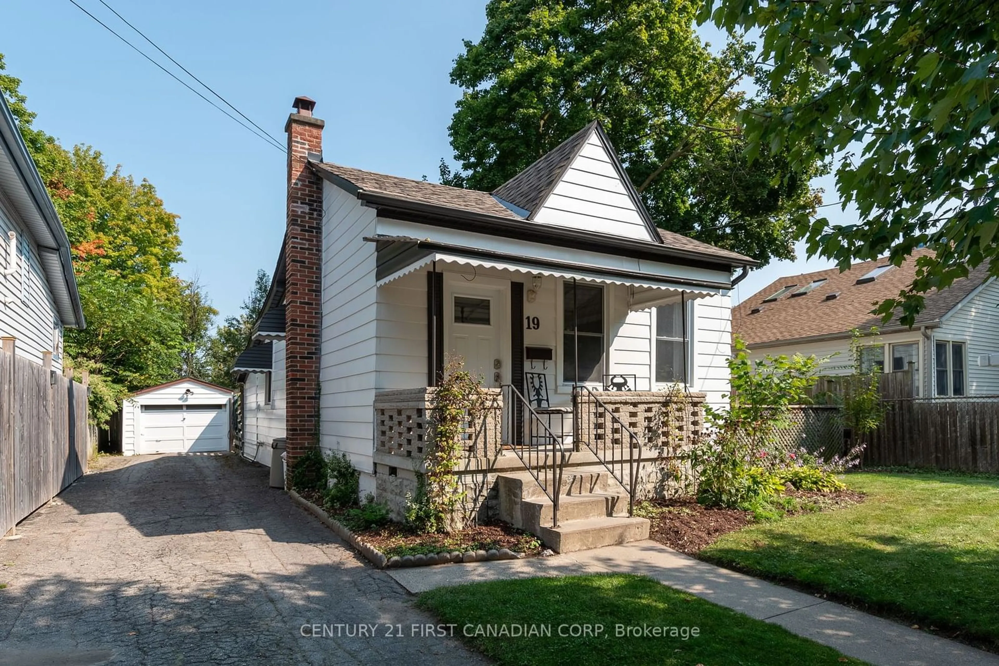 Frontside or backside of a home for 19 Empress Ave, London Ontario N6H 1M6