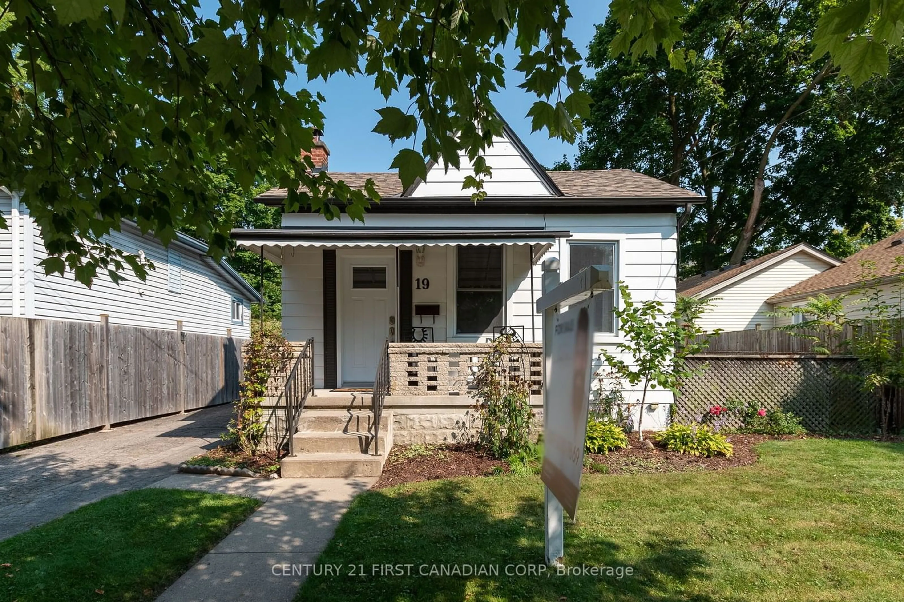 Frontside or backside of a home for 19 Empress Ave, London Ontario N6H 1M6