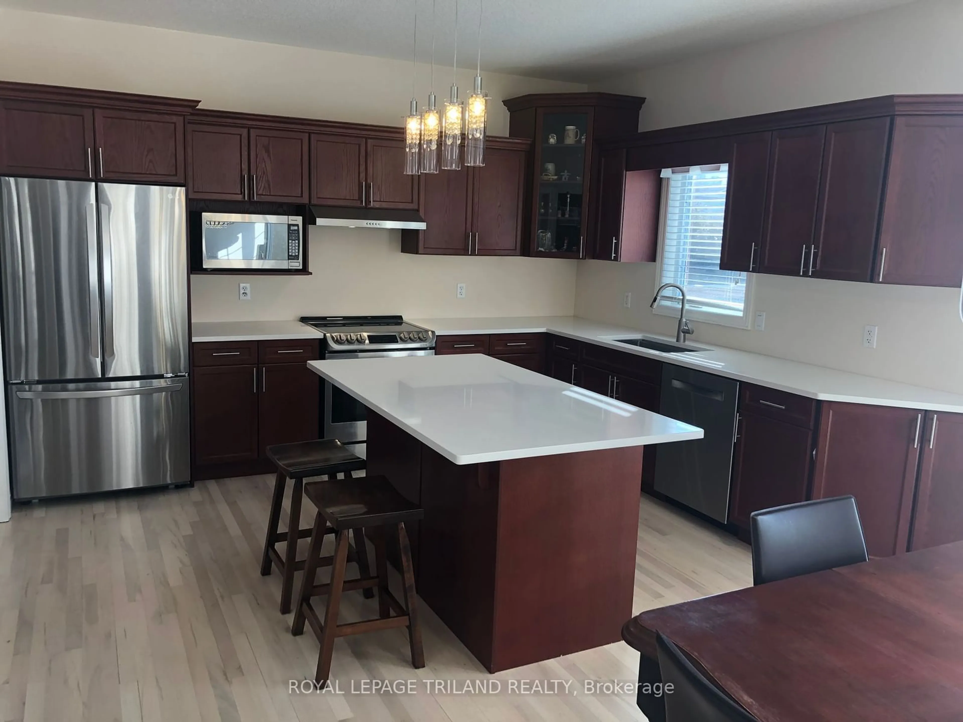 Contemporary kitchen for 303 BERRYHILL Dr, London Ontario N5X 4M4