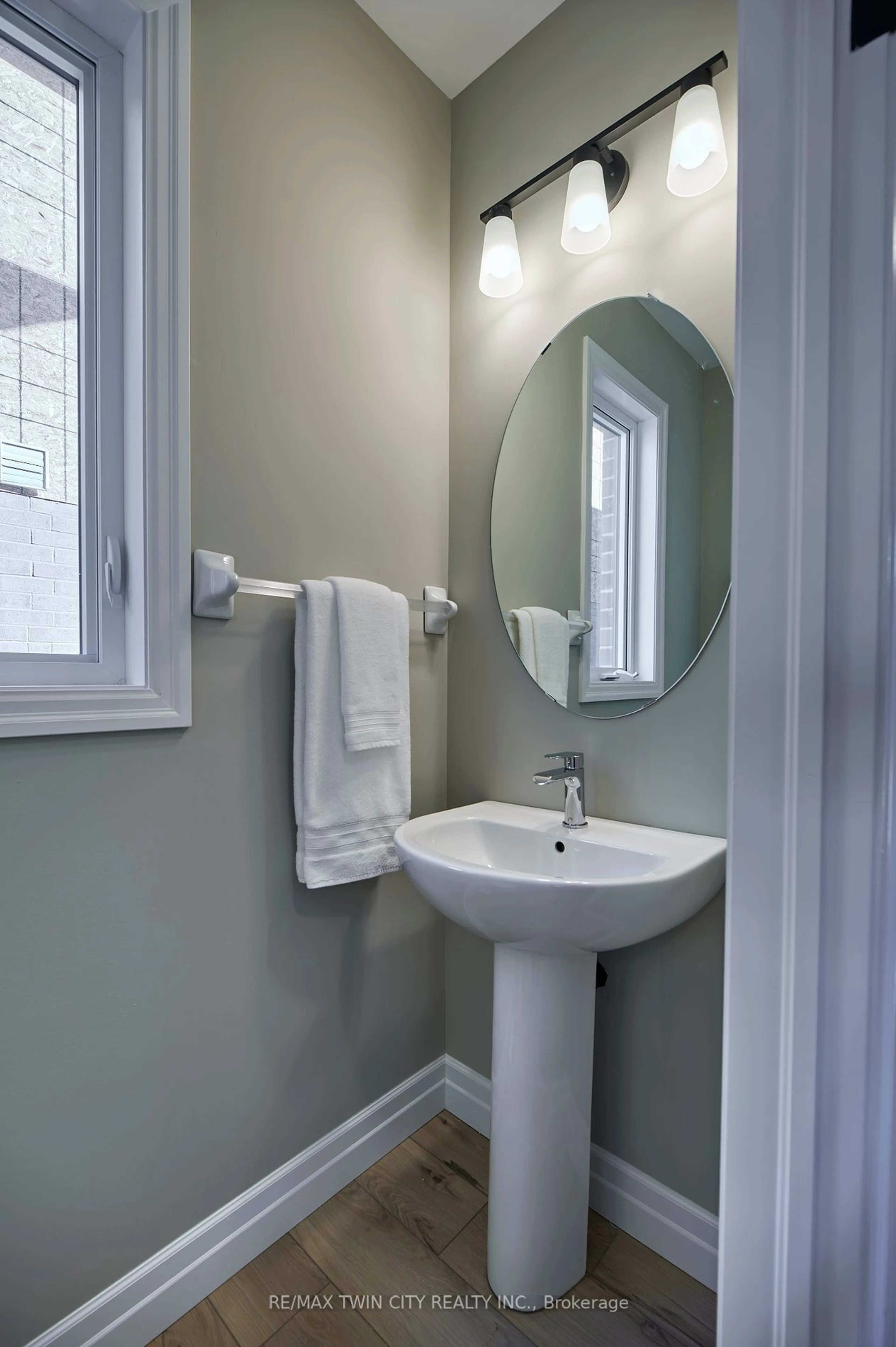 Contemporary bathroom for 360 Chokecherry Cres, Waterloo Ontario N2V 0H1