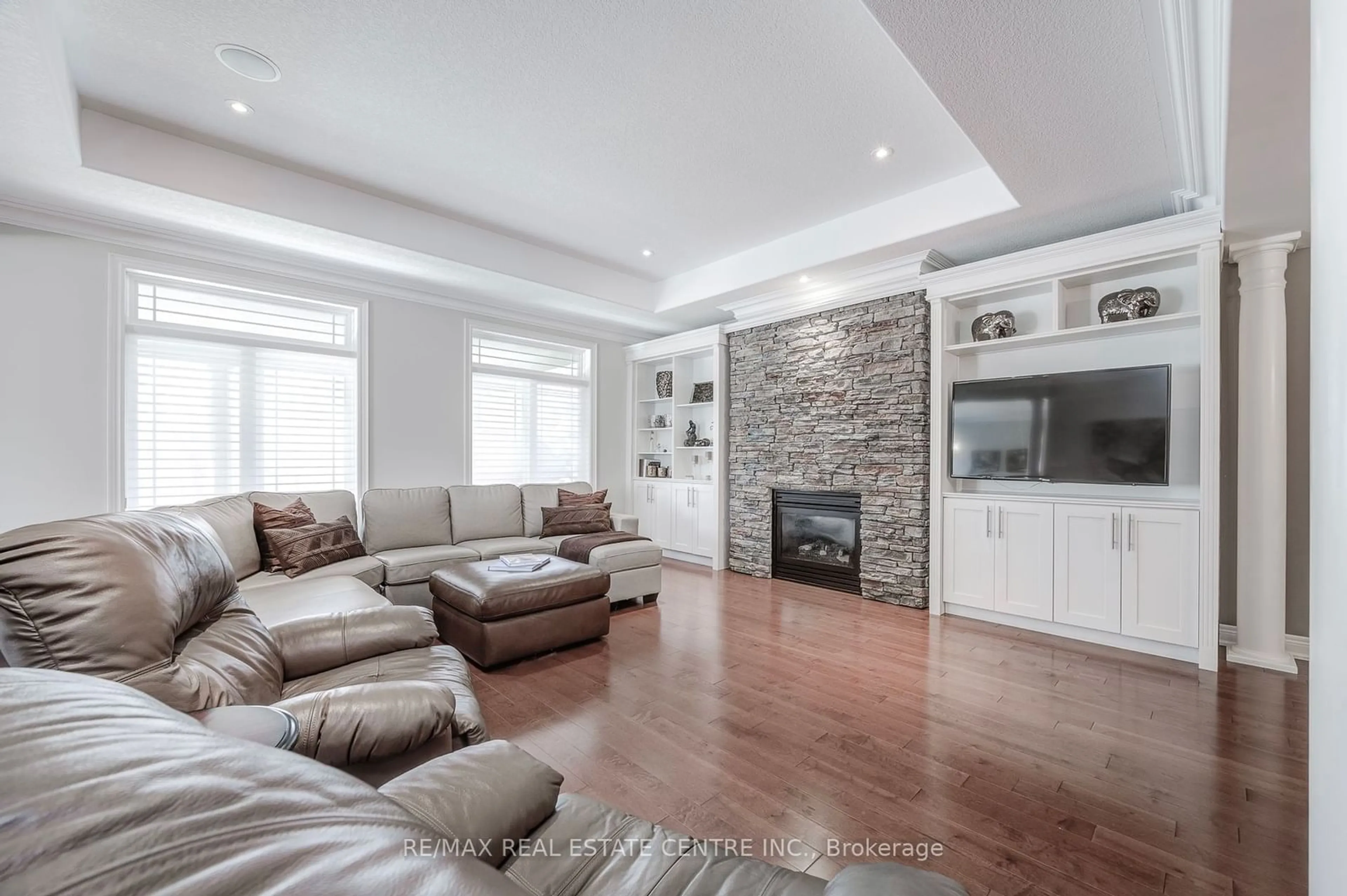 Living room, wood floors for 4072 Highland Park Dr, Lincoln Ontario L3J 0M3