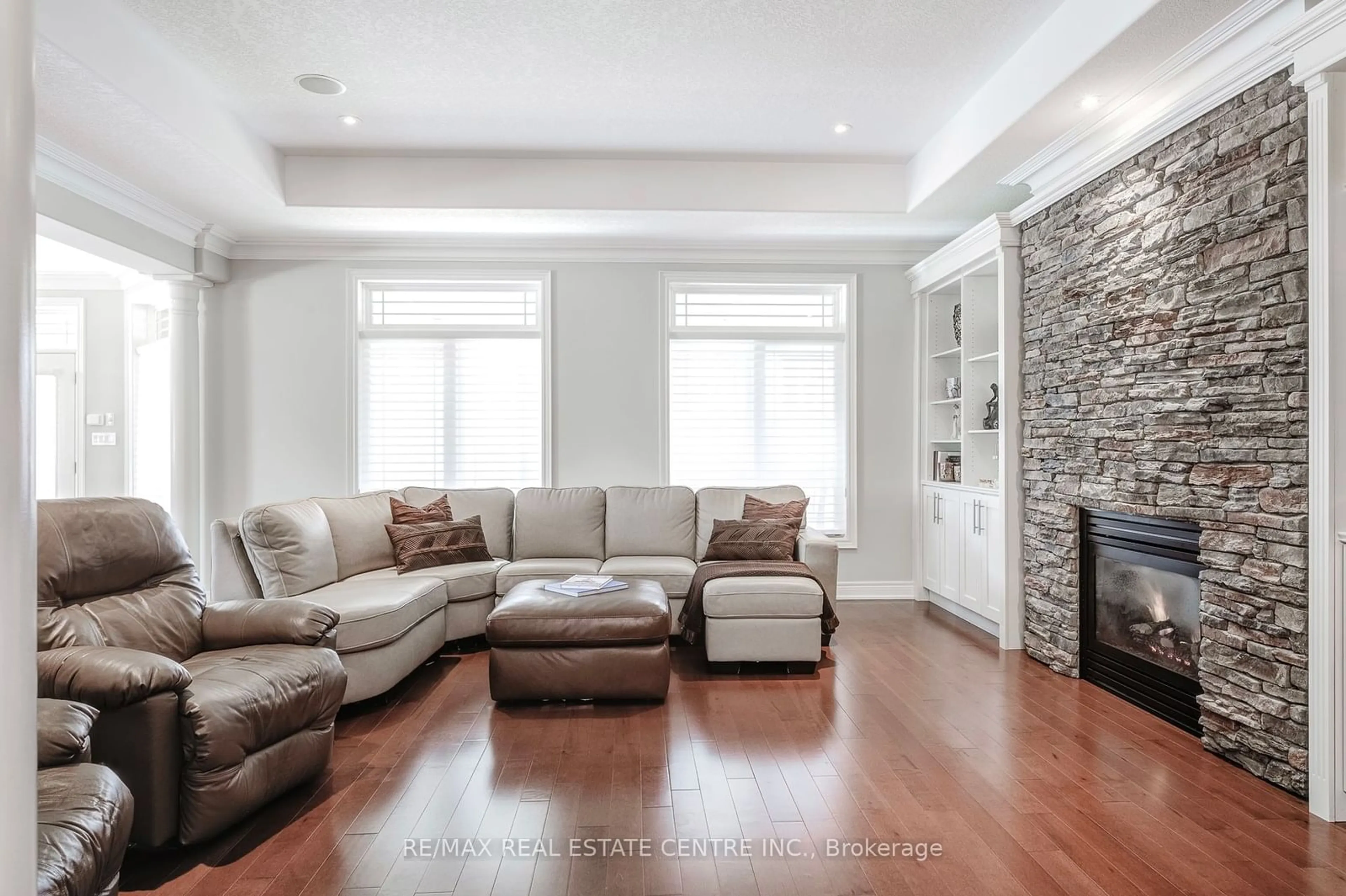 Living room, wood floors for 4072 Highland Park Dr, Lincoln Ontario L3J 0M3