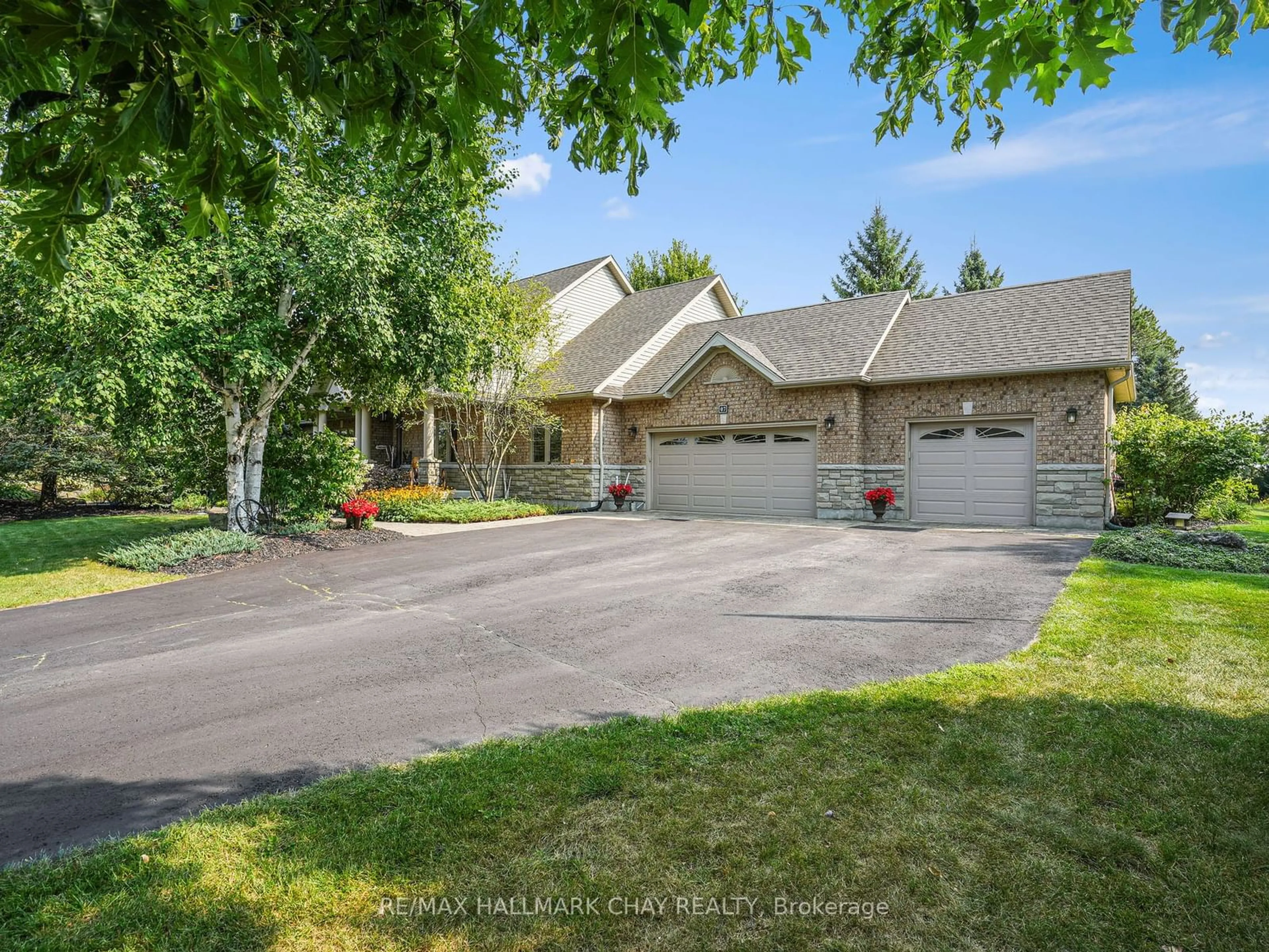 A pic from exterior of the house or condo, the street view for 7 Jeffery Dr, Mulmur Ontario L9V 3H7