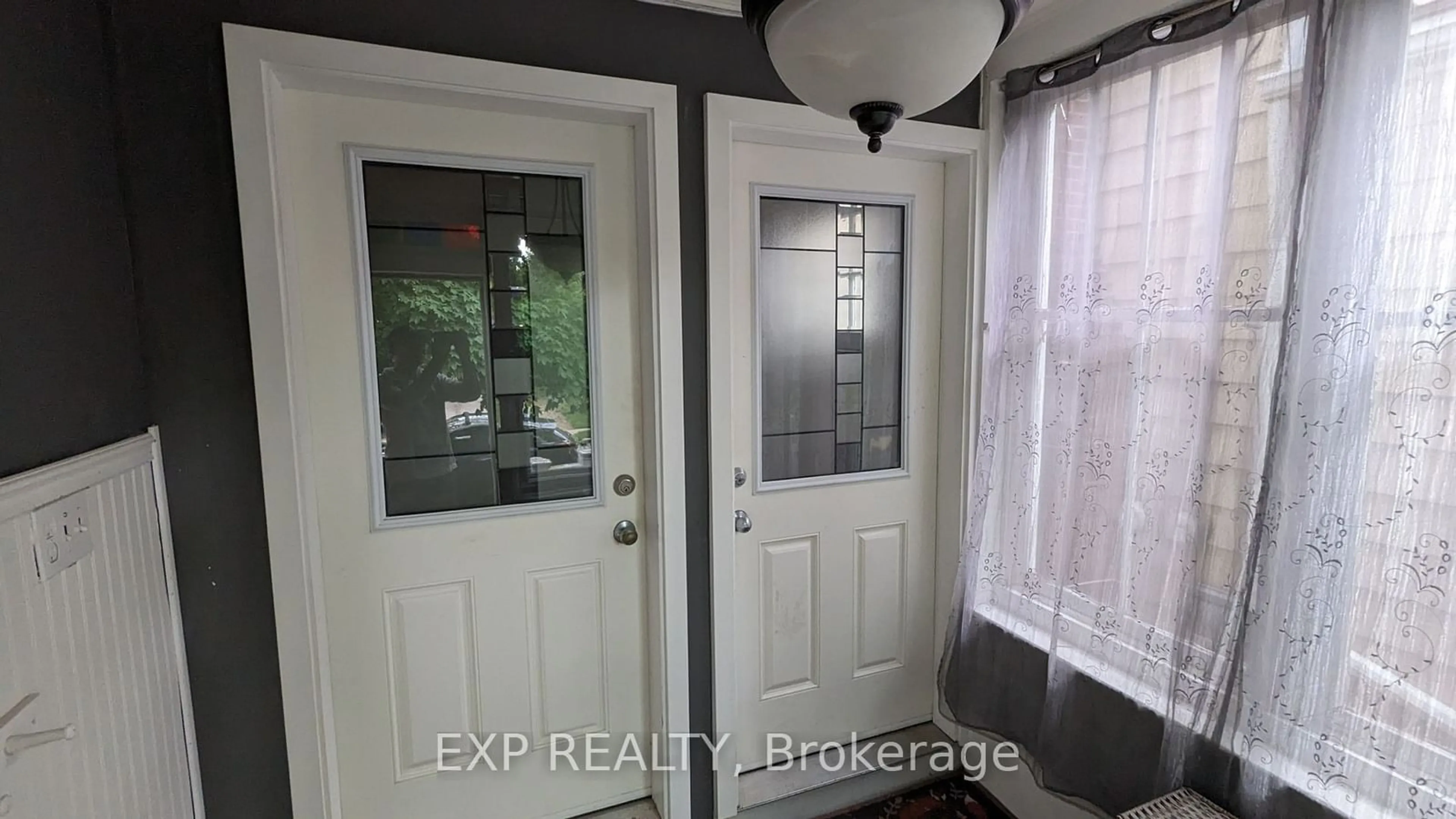 Indoor entryway for 47 ALBERT St, St. Catharines Ontario L2R 2G8