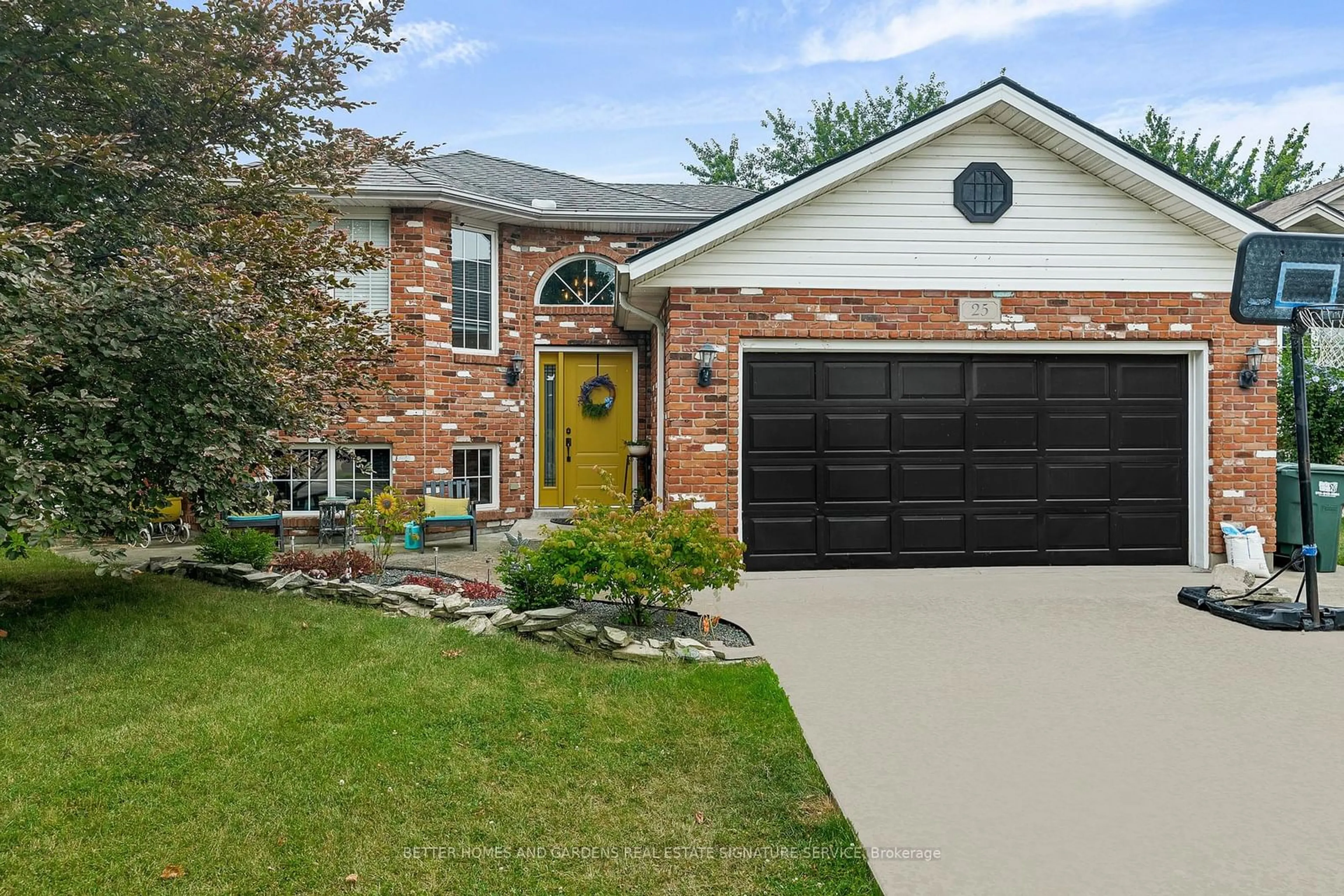 Home with brick exterior material for 25 Bratt Dr, Amherstburg Ontario N9V 4A1