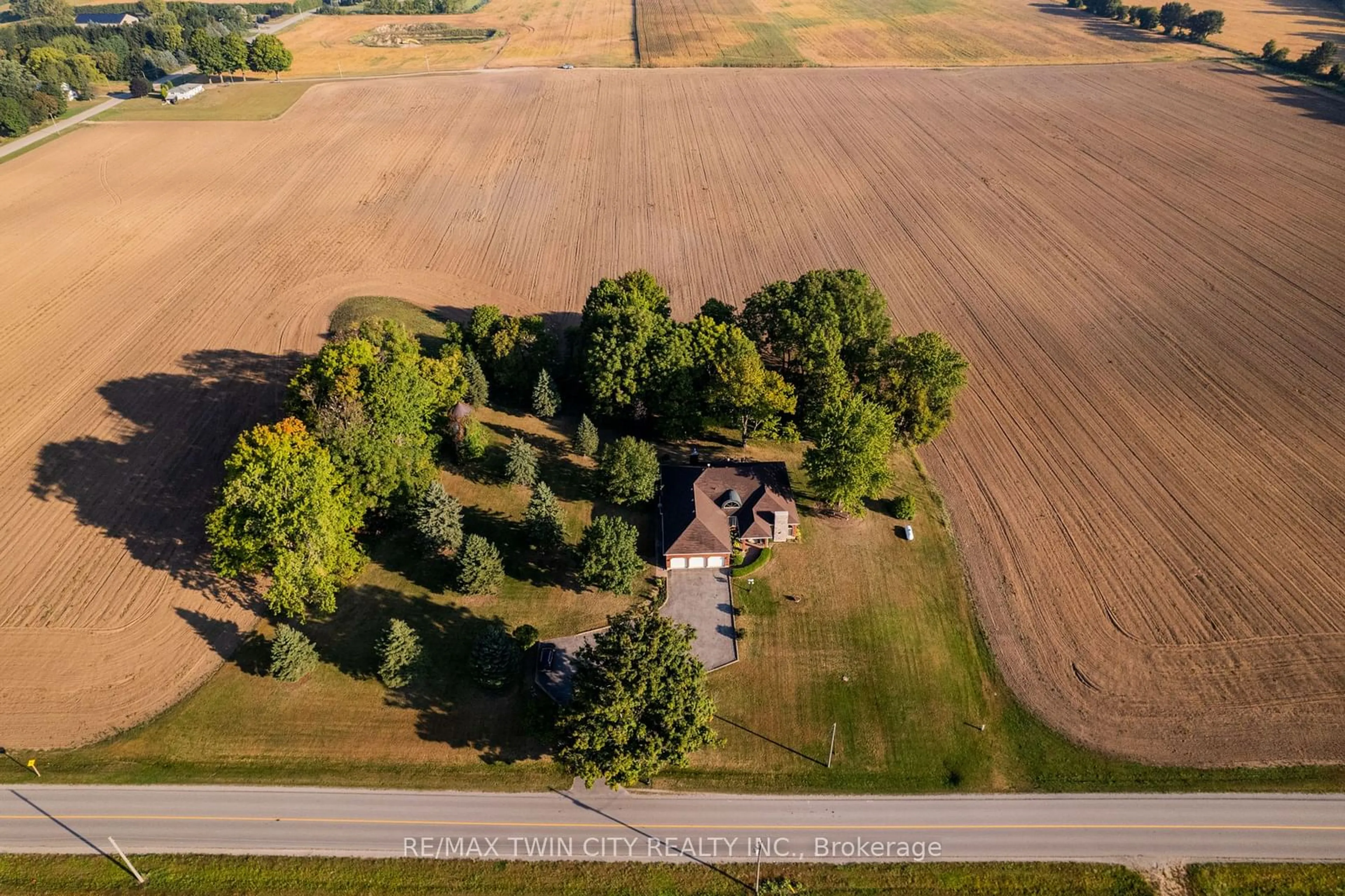 Frontside or backside of a home, the street view for 48 BURFORD DELHI TWLN Rd, Brant Ontario N0E 1R0