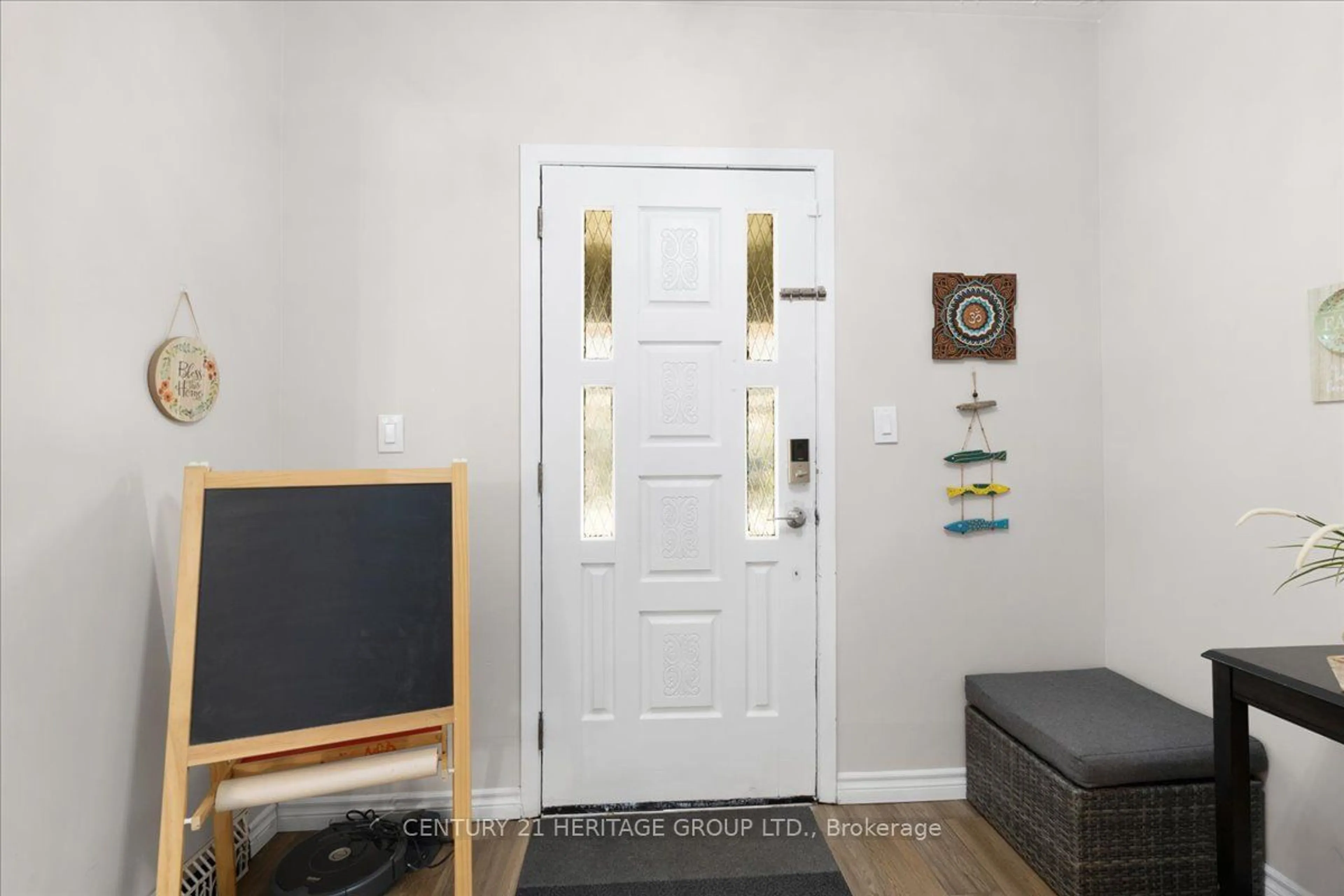 Indoor entryway for 29 ST. MATTHEWS Ave, Hamilton Ontario L8L 5P4