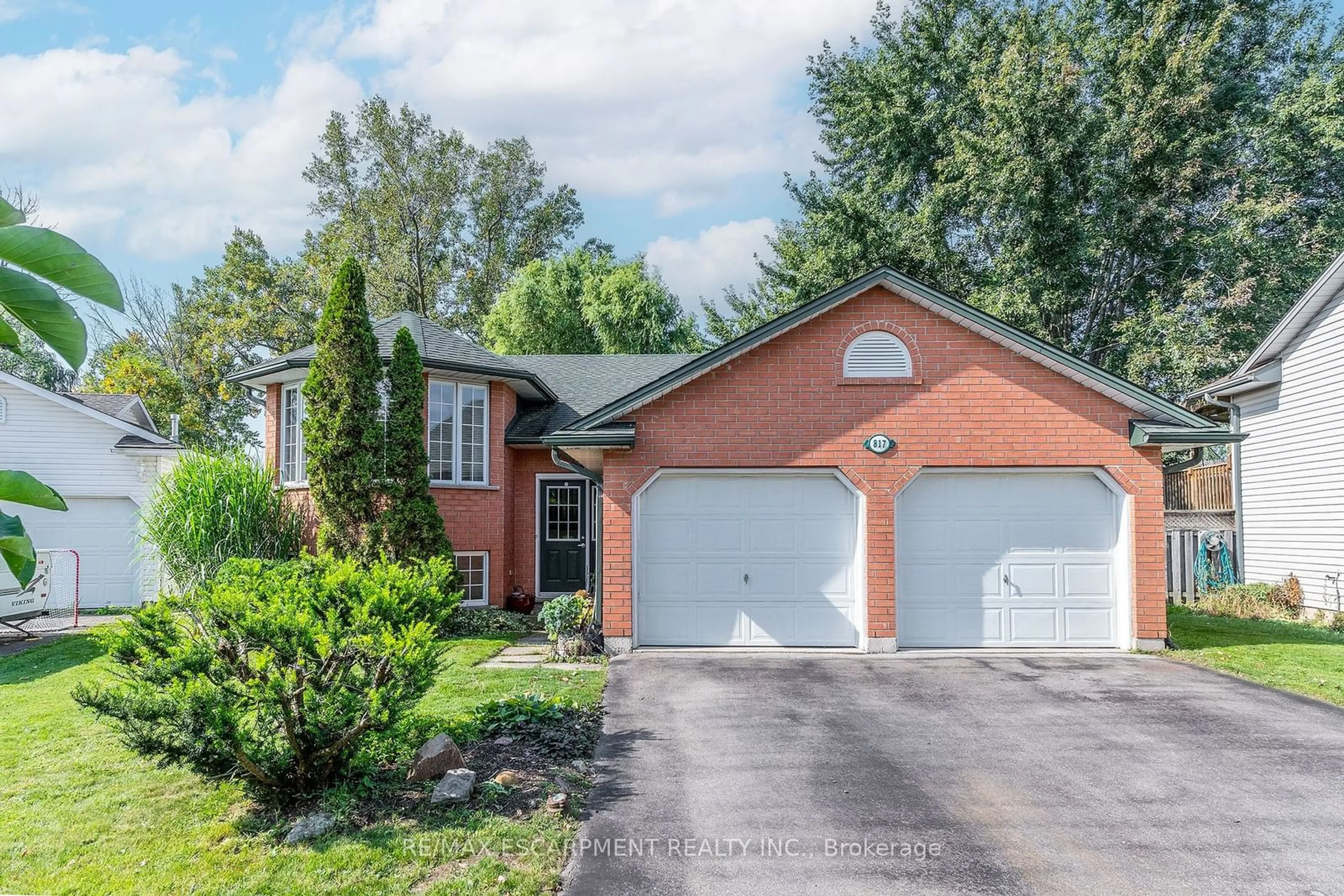 Home with brick exterior material for 817 Woodside Crt, Fort Erie Ontario L2A 6R5