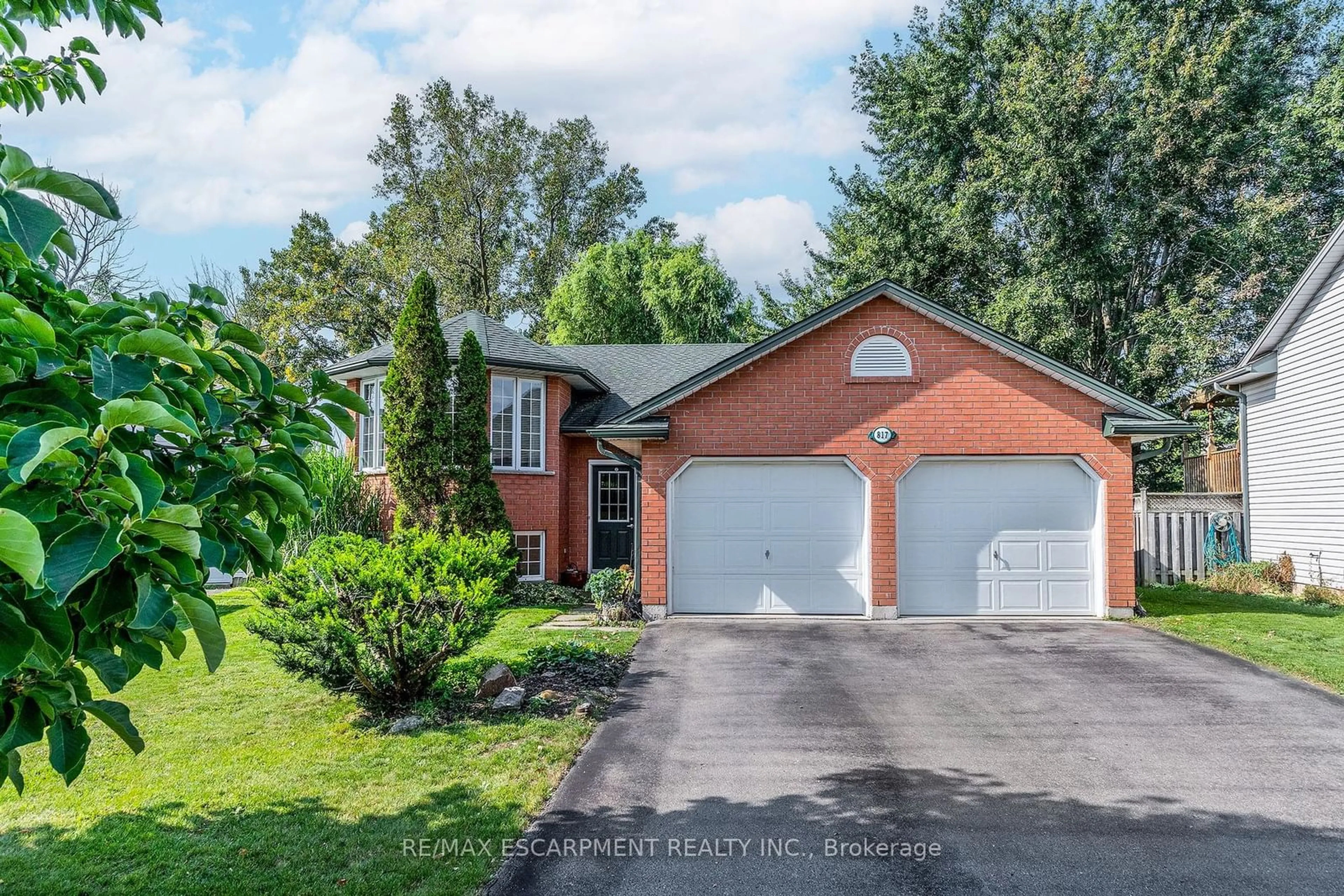 Frontside or backside of a home for 817 Woodside Crt, Fort Erie Ontario L2A 6R5