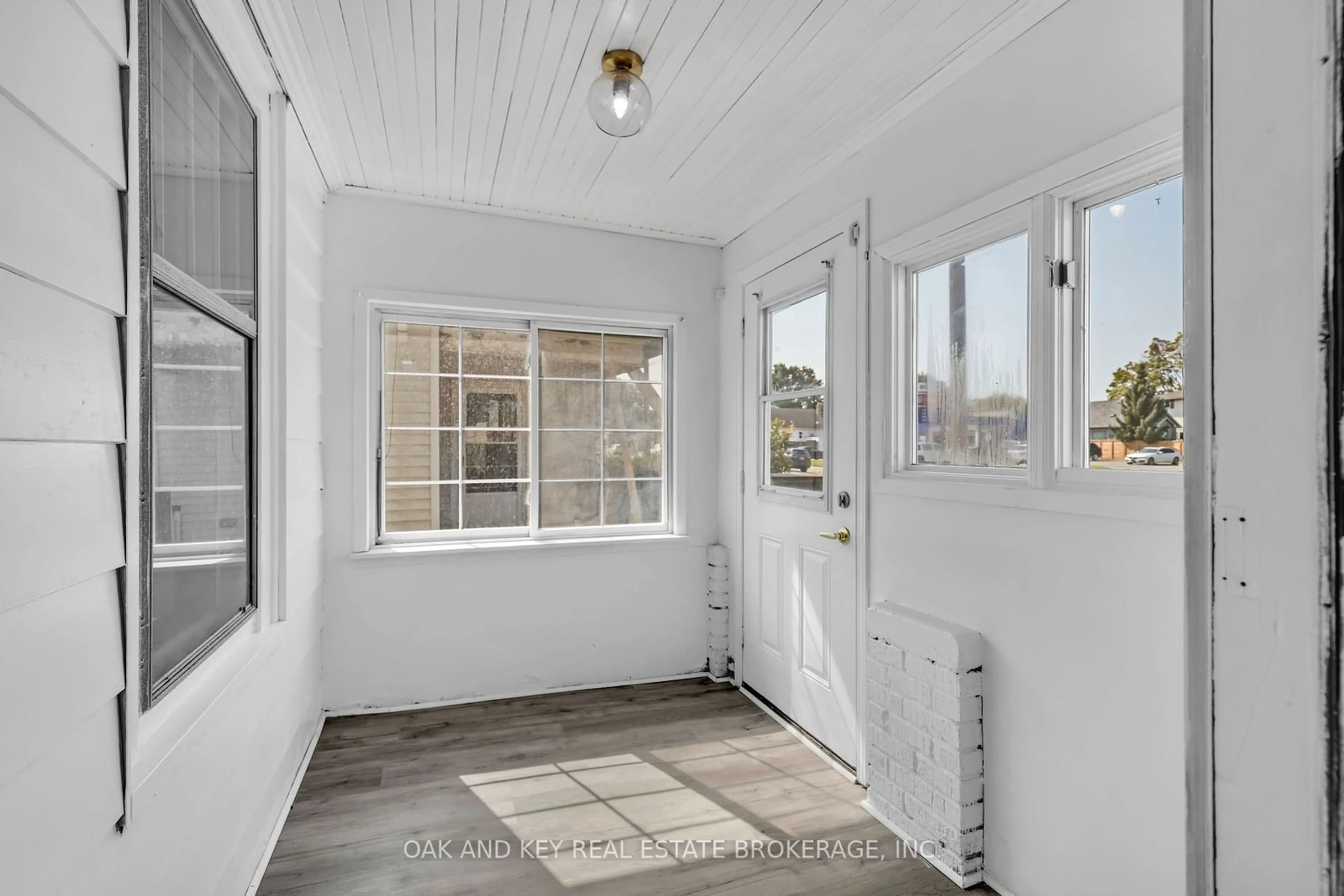 Indoor entryway, wood floors for 348 Wharncliffe Rd, London Ontario N6J 2L8