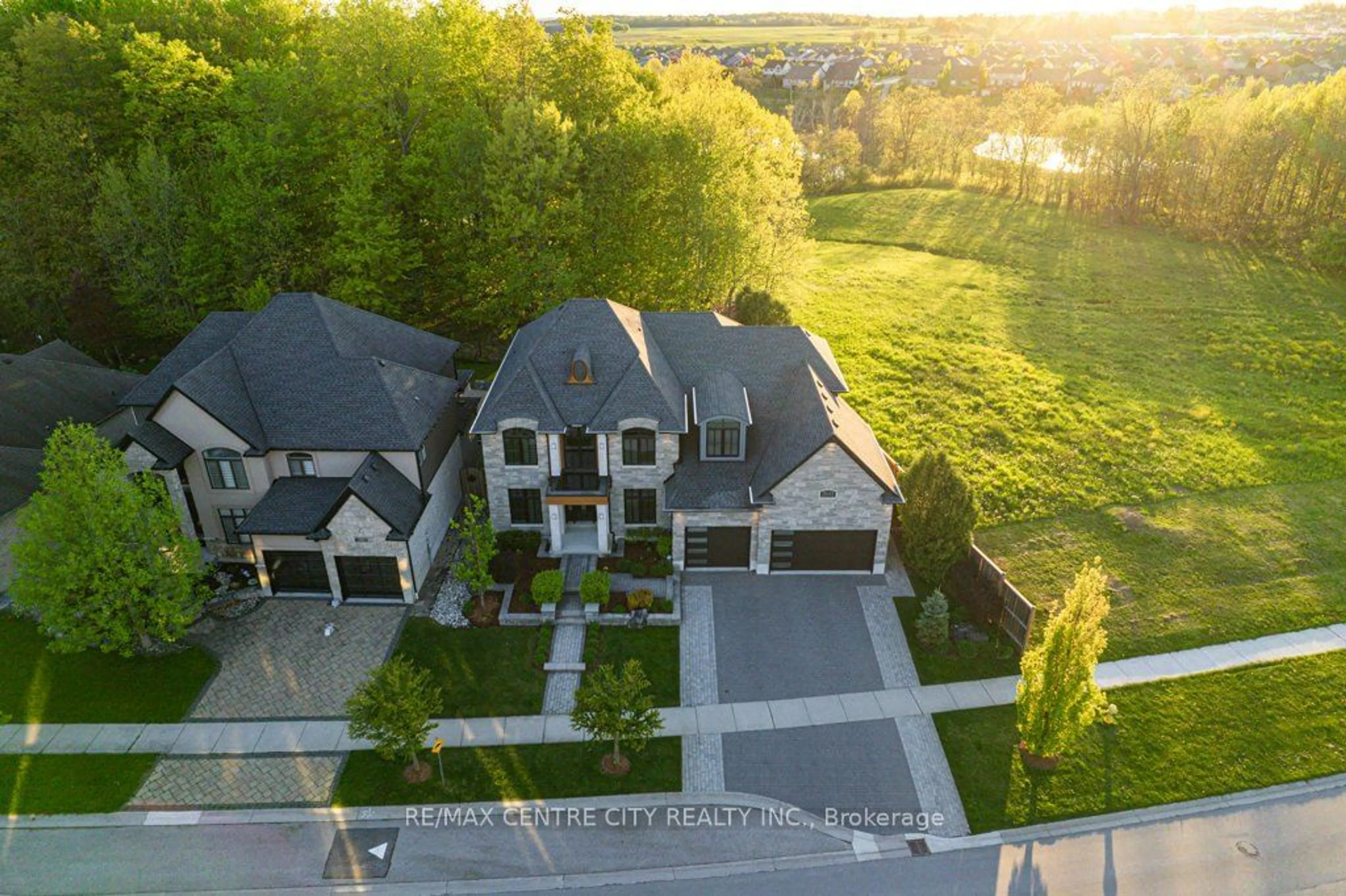 A pic from outside/outdoor area/front of a property/back of a property/a pic from drone, unknown for 3553 Settlement Tr, London Ontario N6P 0A8