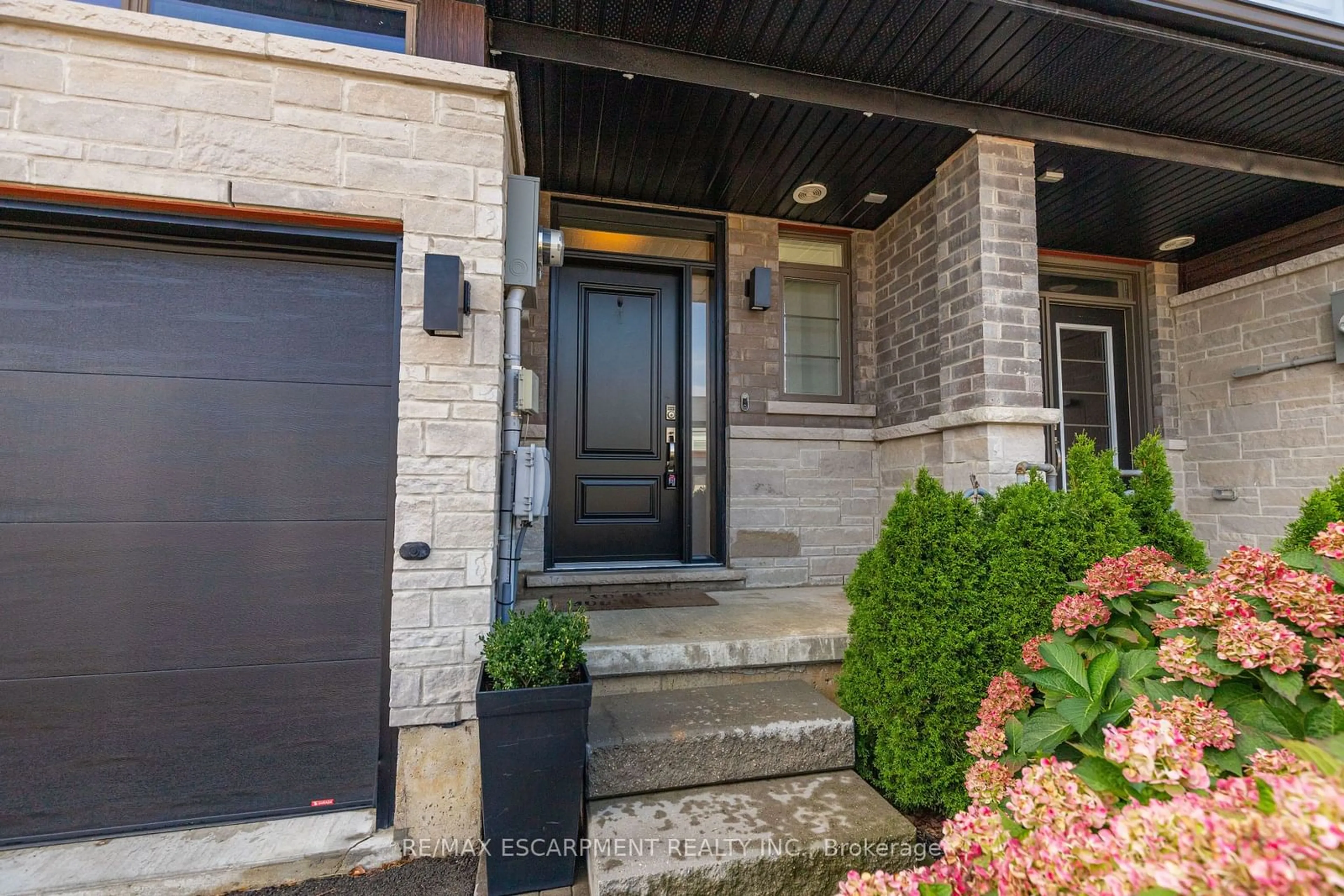 A pic from exterior of the house or condo for 116 Columbus Gate, Hamilton Ontario L8J 0L3