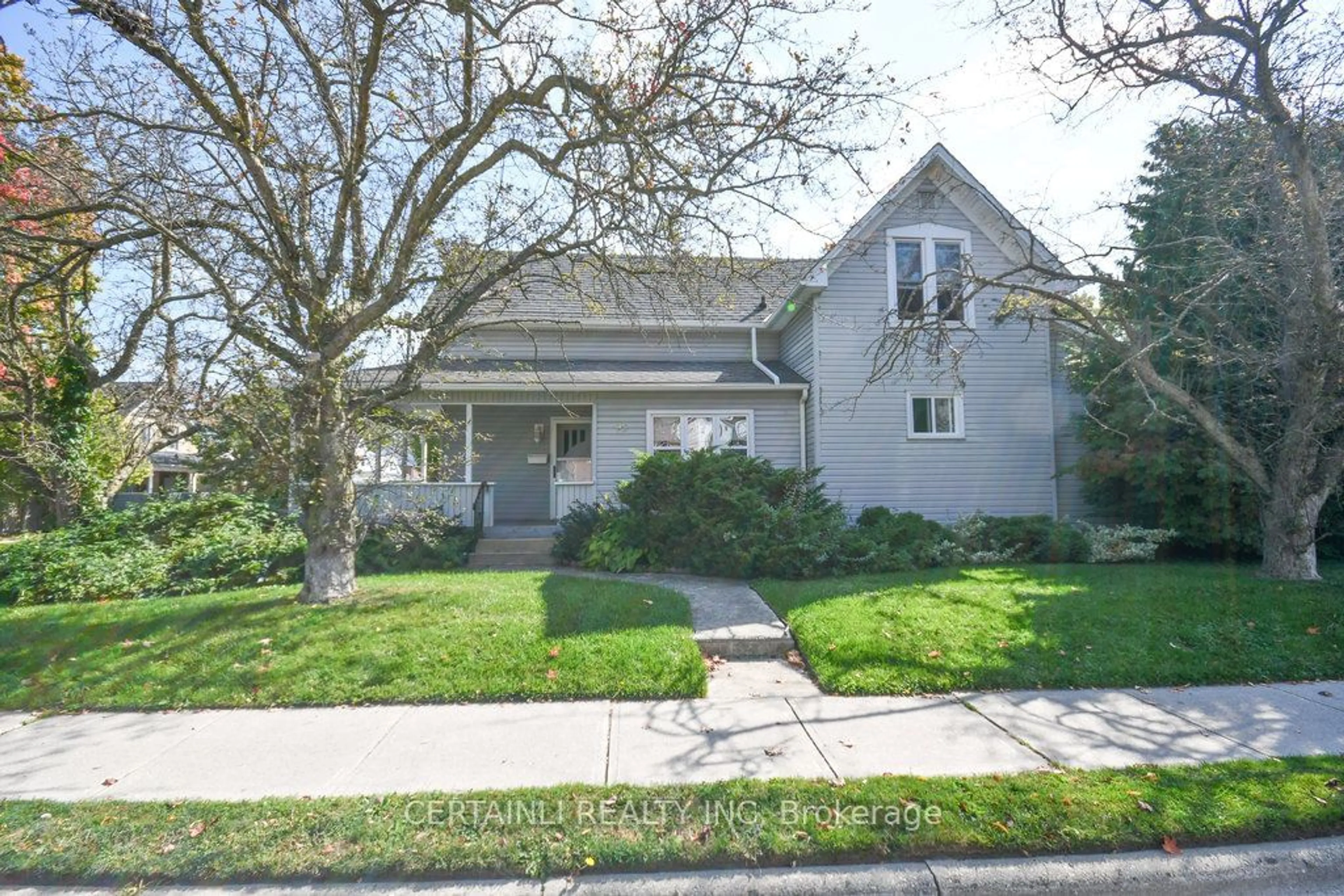 Frontside or backside of a home, the street view for 92 Fifth Ave, St. Thomas Ontario N5R 4E3