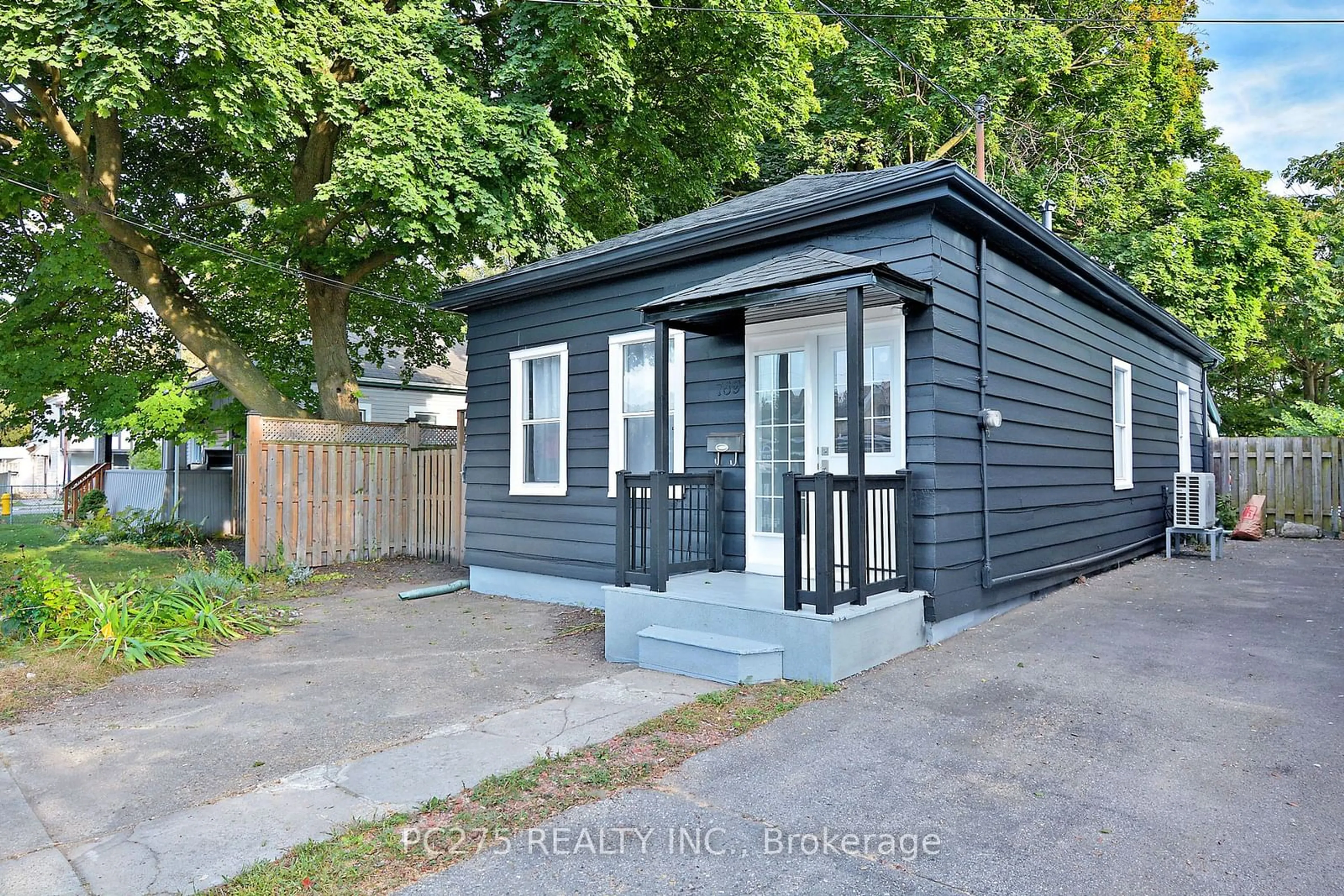 Shed for 789 Little Hill St, London Ontario N5Z 1N1