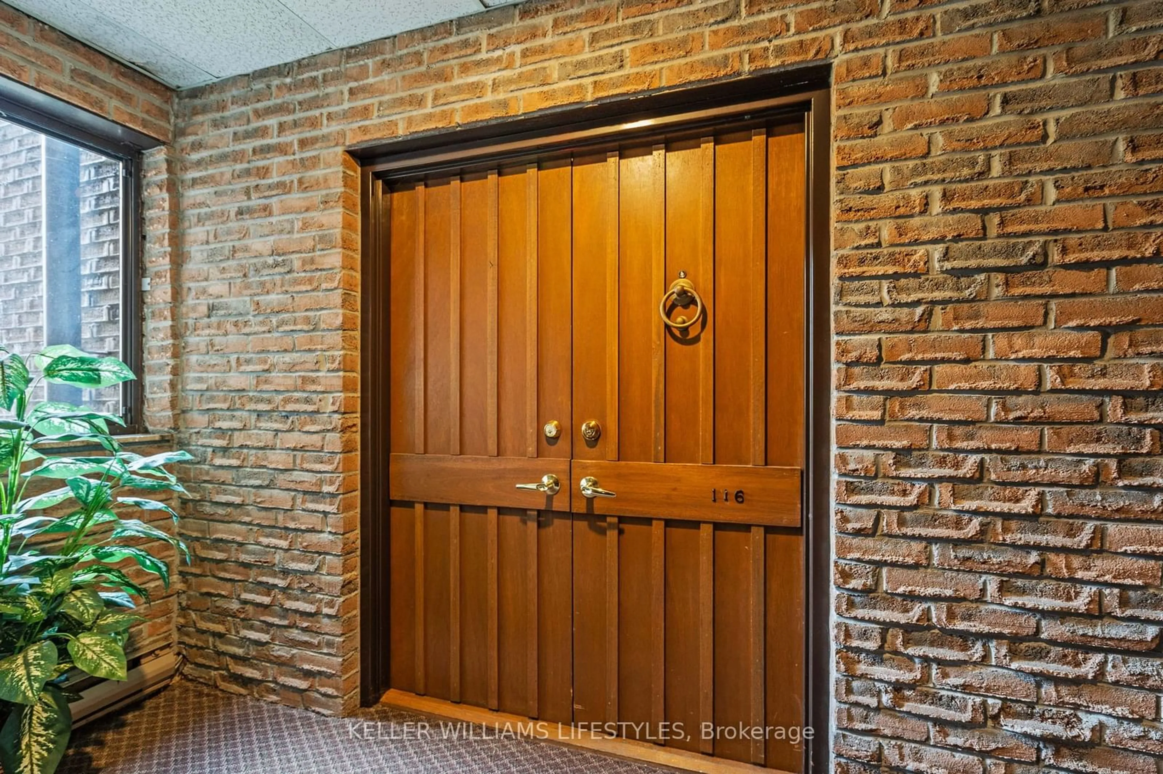 Indoor entryway for 300 Everglade Cres #116, London Ontario N6H 4P8