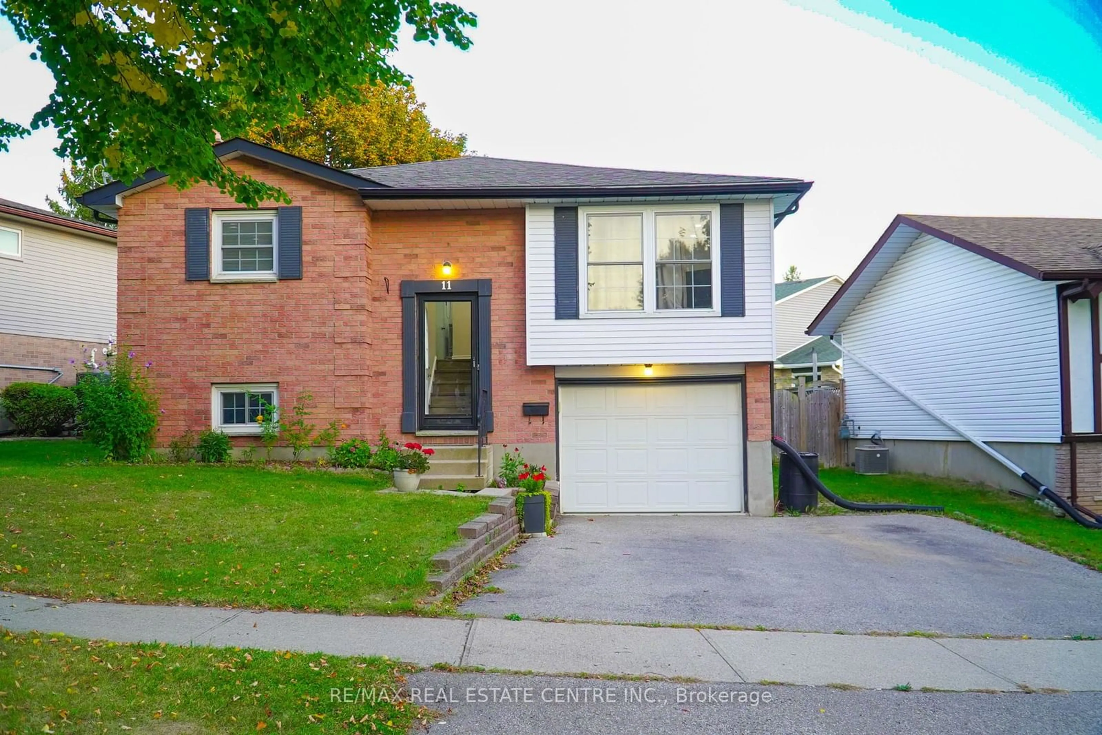 Frontside or backside of a home for 11 WHEATFIELD Cres, Kitchener Ontario N2P 1P7