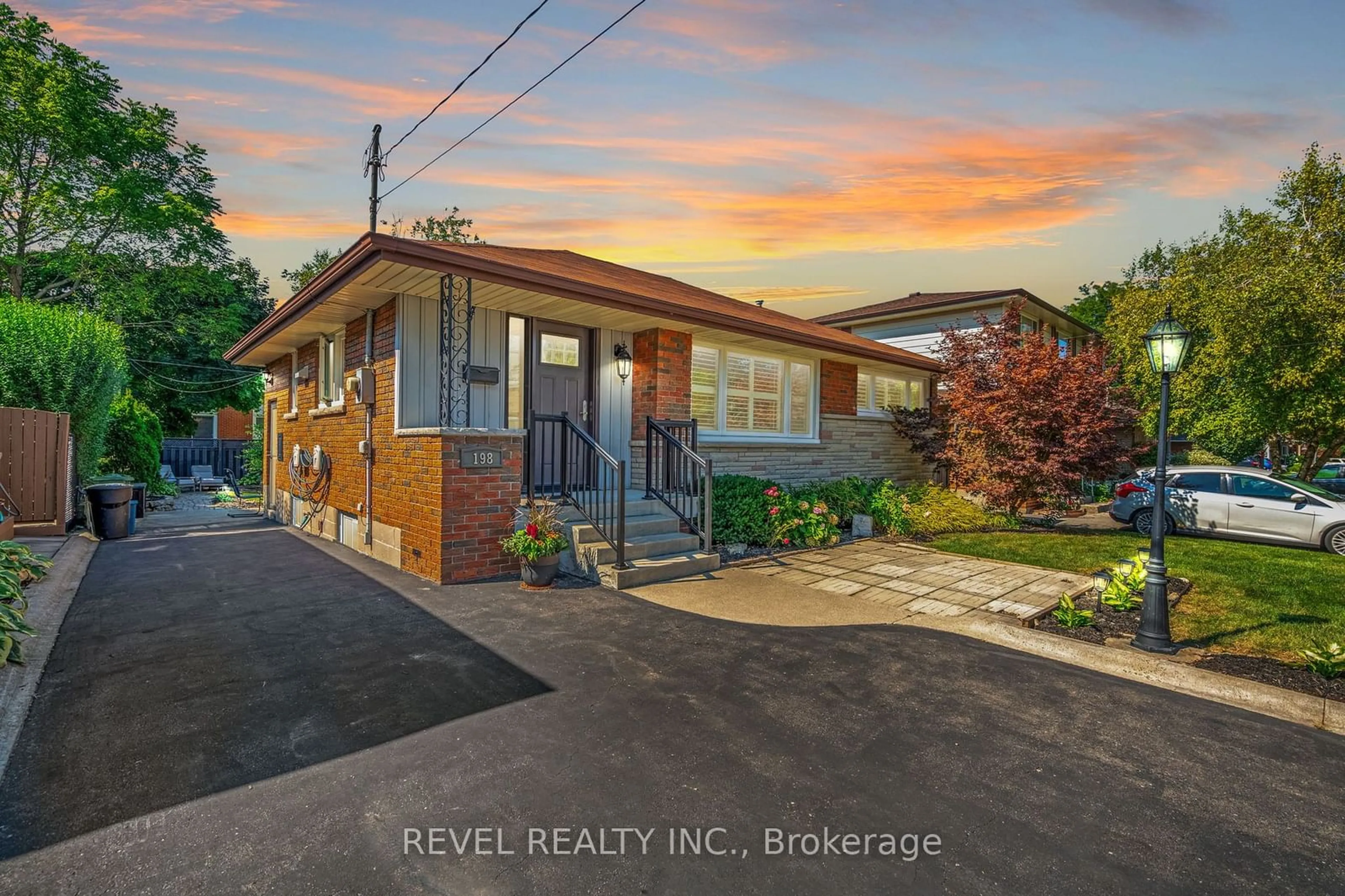 Frontside or backside of a home for 198 West 32nd St, Hamilton Ontario L9C 5H4