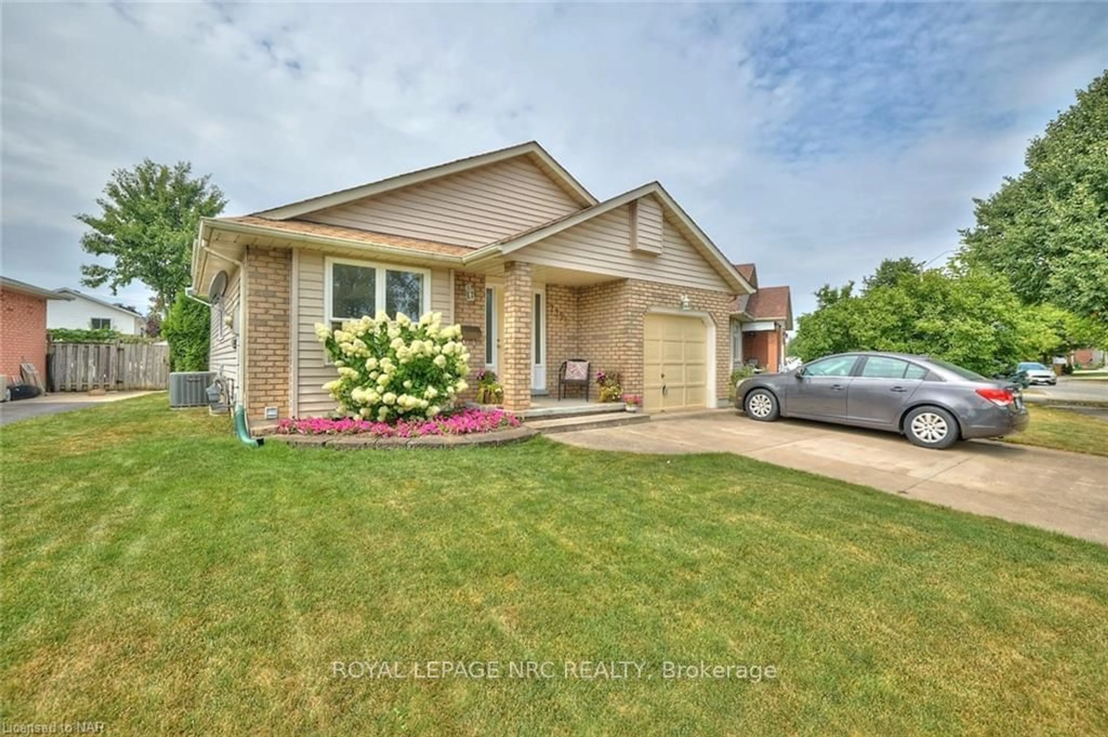 Frontside or backside of a home, cottage for 7395 Alex Ave, Niagara Falls Ontario L2G 7V1