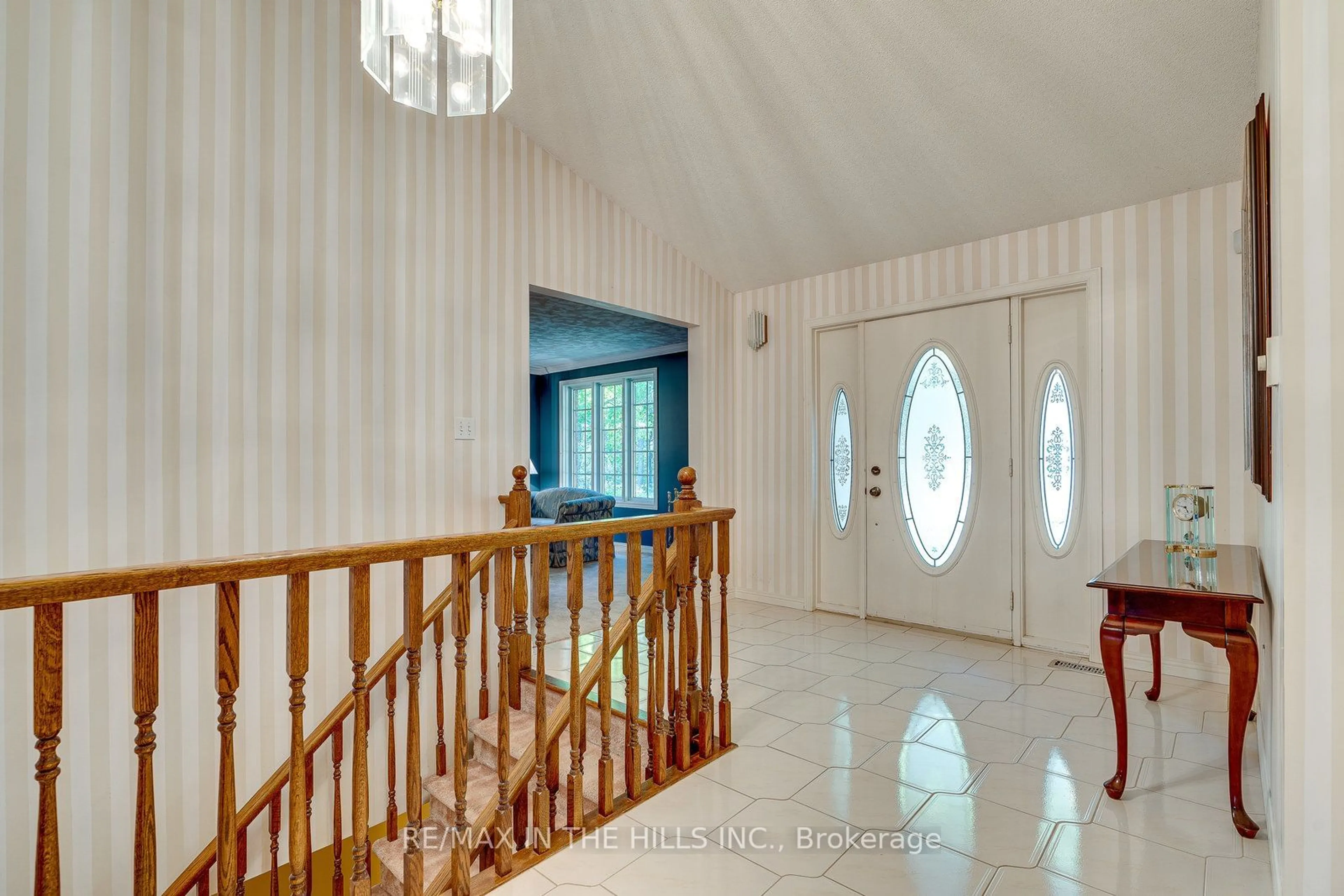 Indoor foyer, wood floors for 41 Pine Ridge Rd, Erin Ontario N0B 1T0