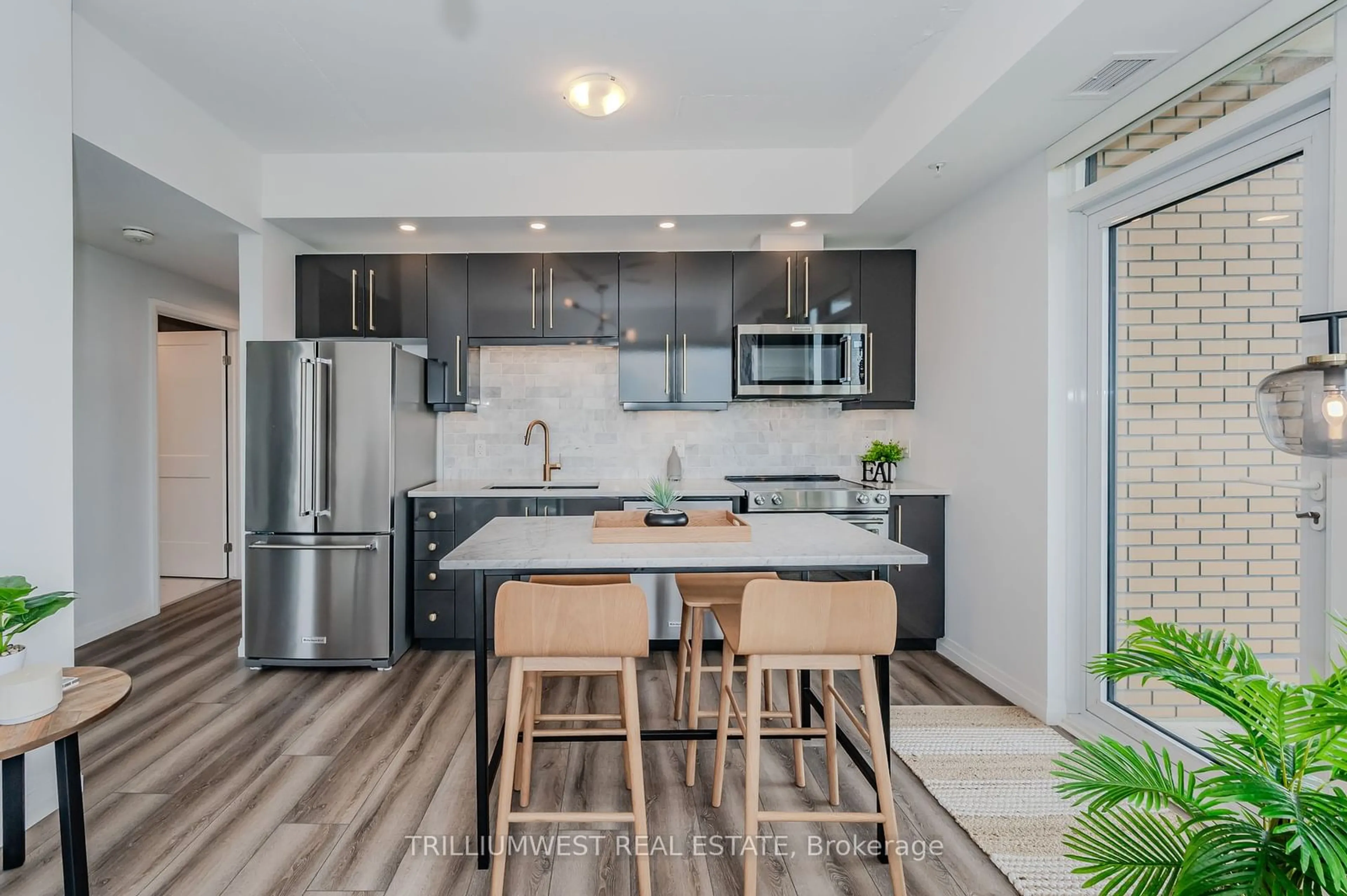 Contemporary kitchen for 108 Garment St #2608, Kitchener Ontario N2G 0E2