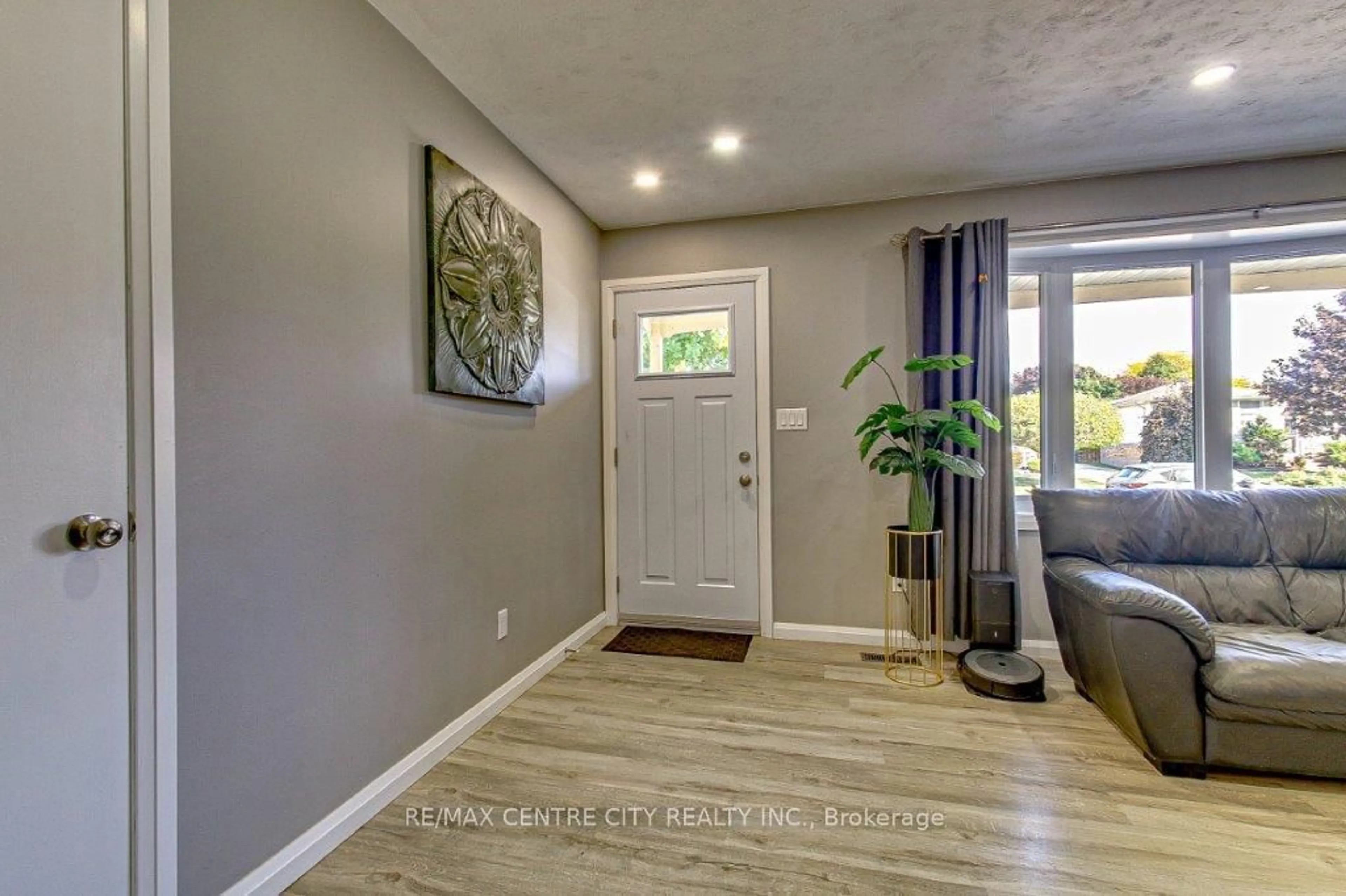 Indoor entryway, wood floors for 95 LAWRENCE Ave, St. Thomas Ontario N5R 5C8