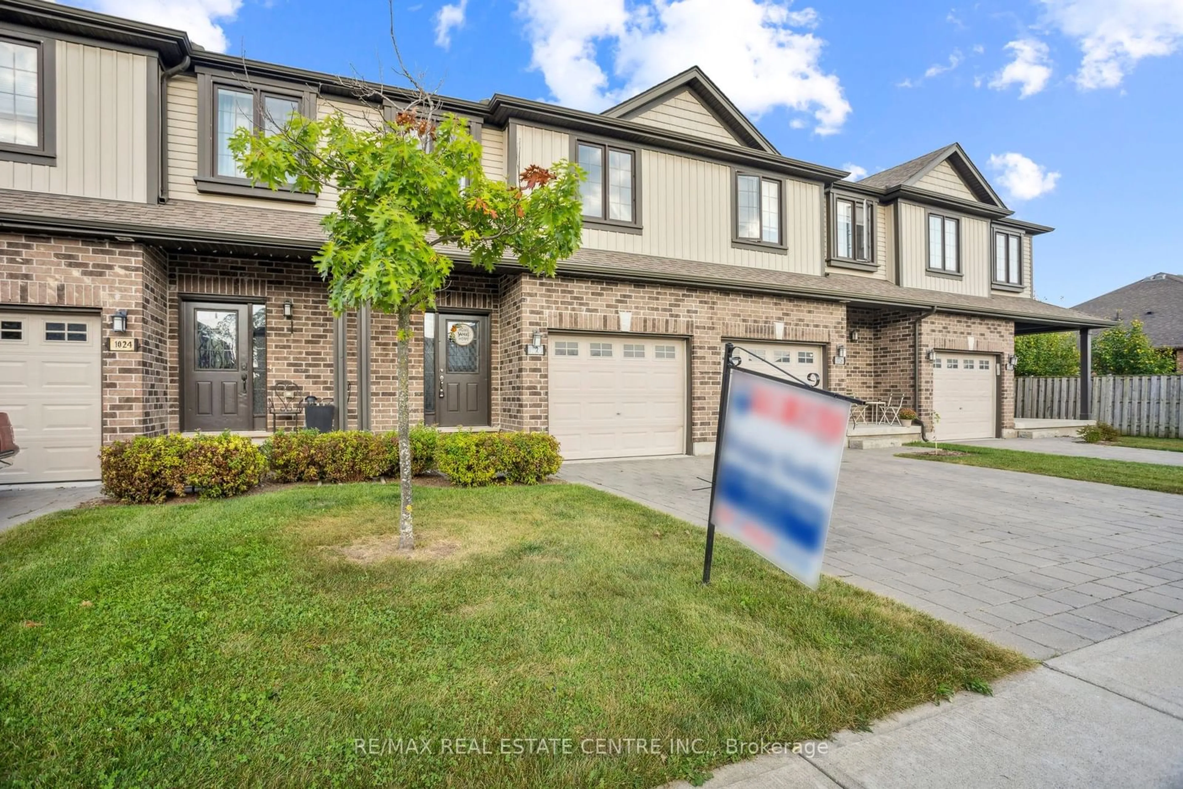 A pic from exterior of the house or condo, the street view for 1020 Oakcrossing Gate, London Ontario N6H 0E9