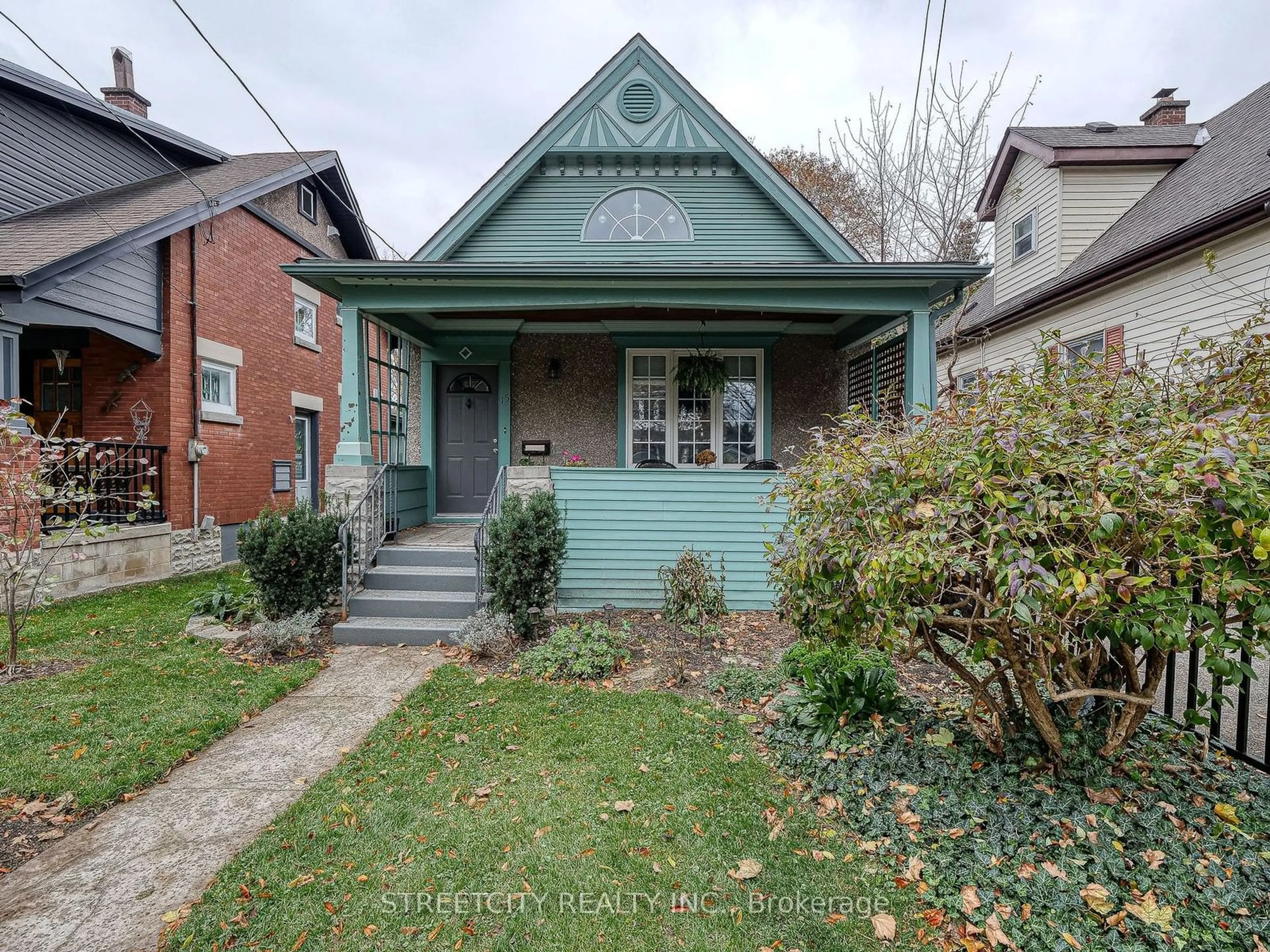 Frontside or backside of a home for 15 SOUTHGATE St, London Ontario N6C 4H2