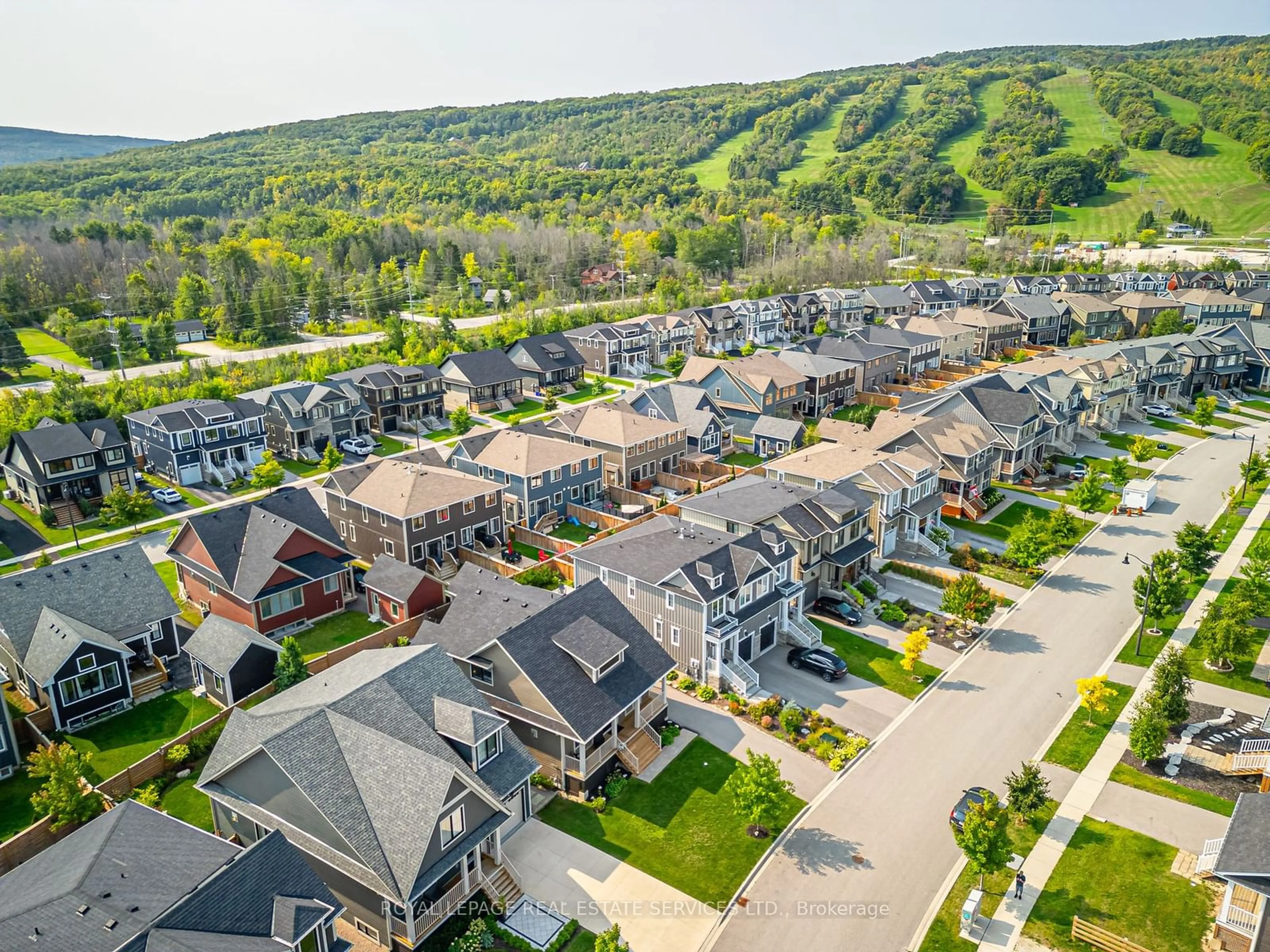 Frontside or backside of a home, the street view for 337 Yellow Birch Cres, Blue Mountains Ontario L9Y 0Y5