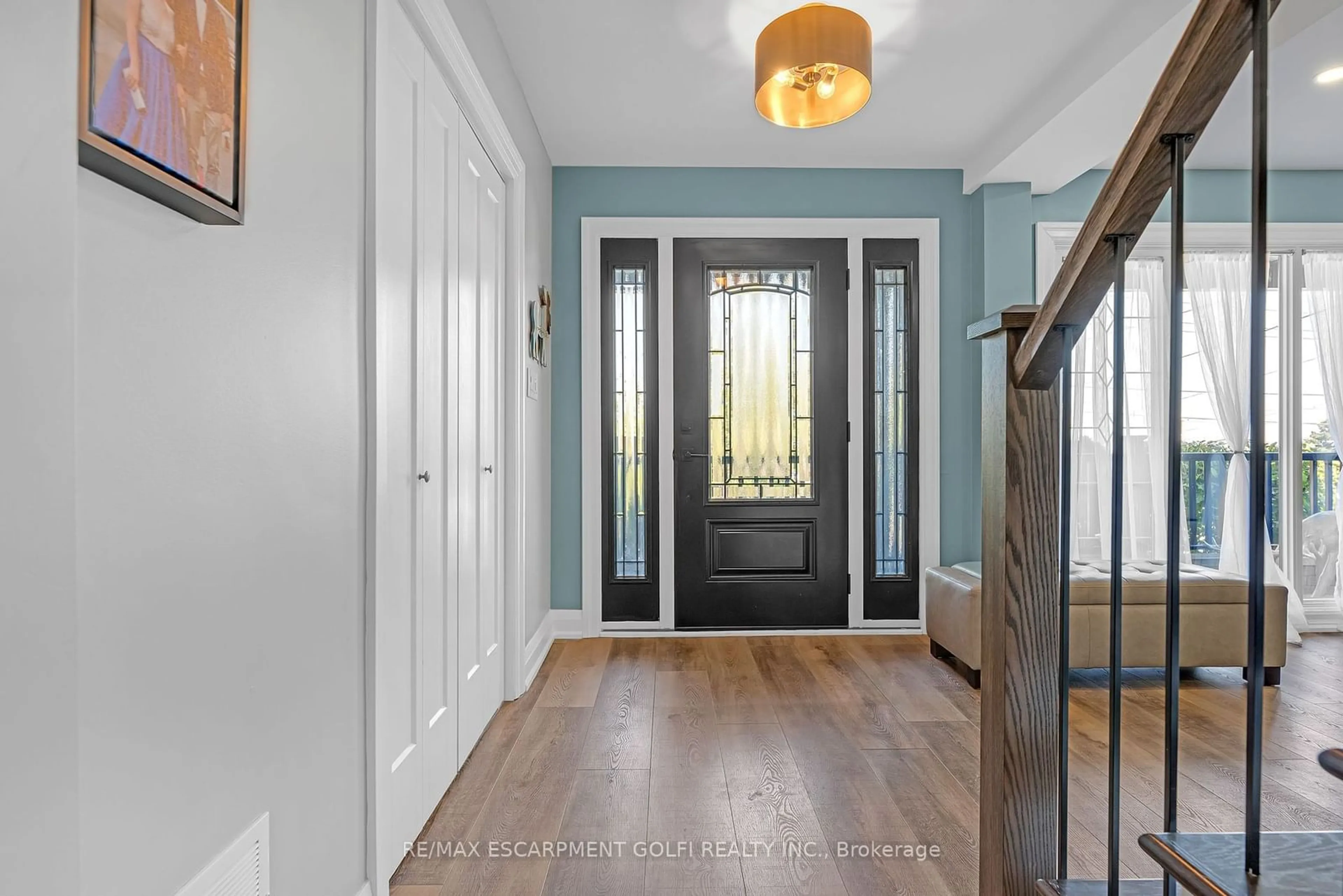 Indoor entryway, wood floors for 64 Hildegard Dr, Hamilton Ontario L8K 5S1