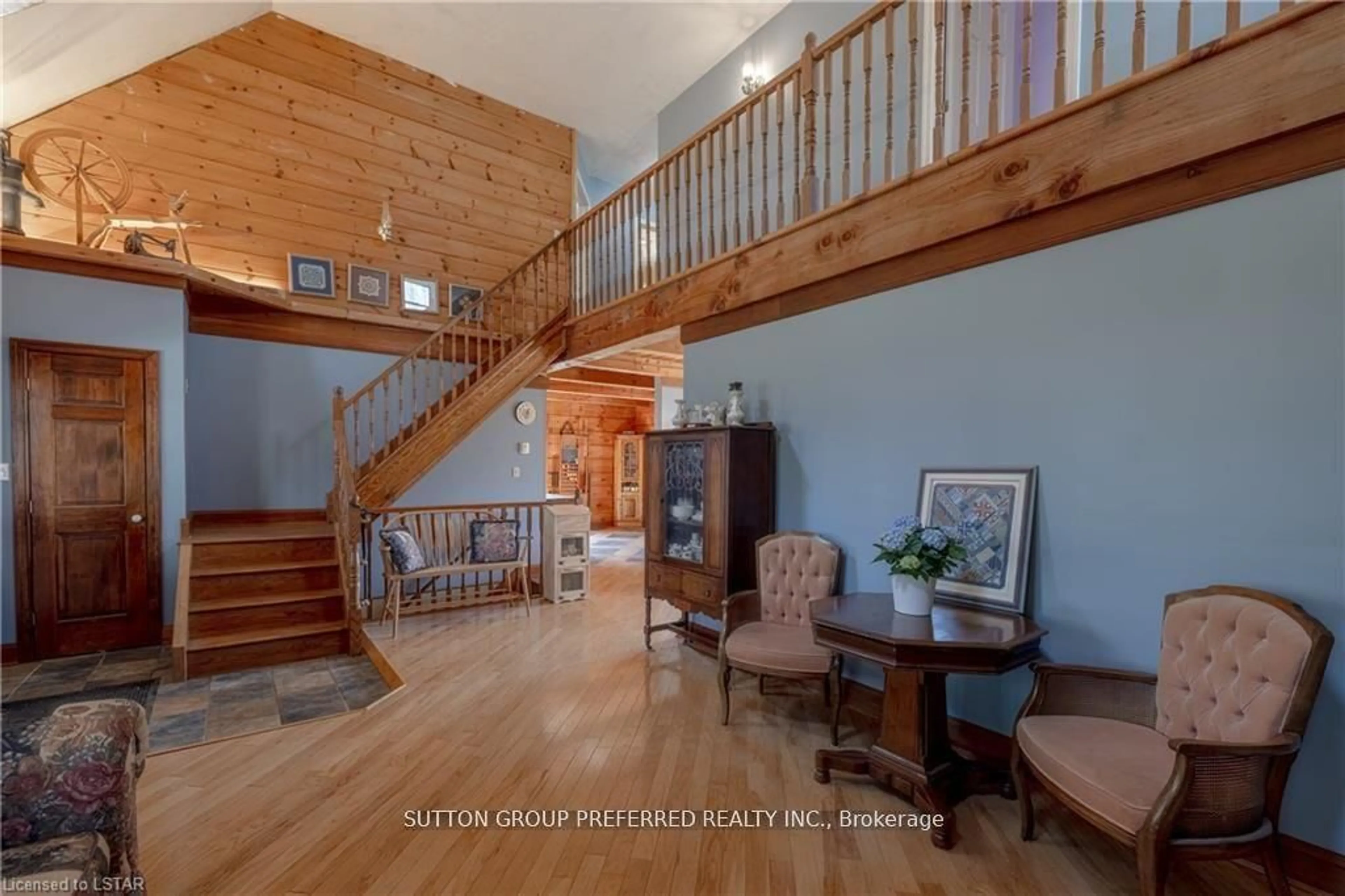 Indoor foyer, wood floors for 14653 Currie Rd, Dutton/Dunwich Ontario N0L 1J0