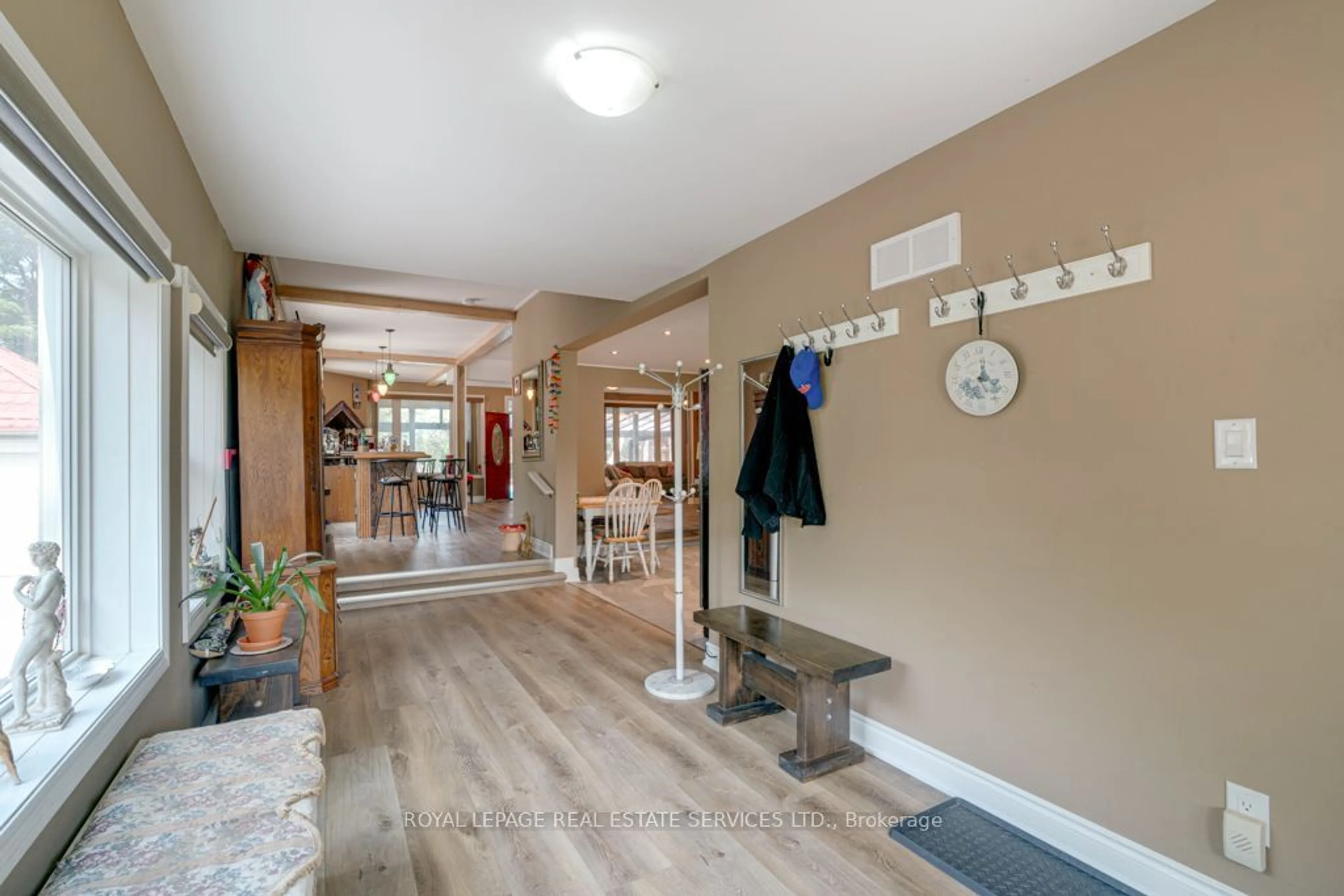 Indoor foyer for 6949 Thorold Stone Rd, Niagara Falls Ontario L2J 1B5