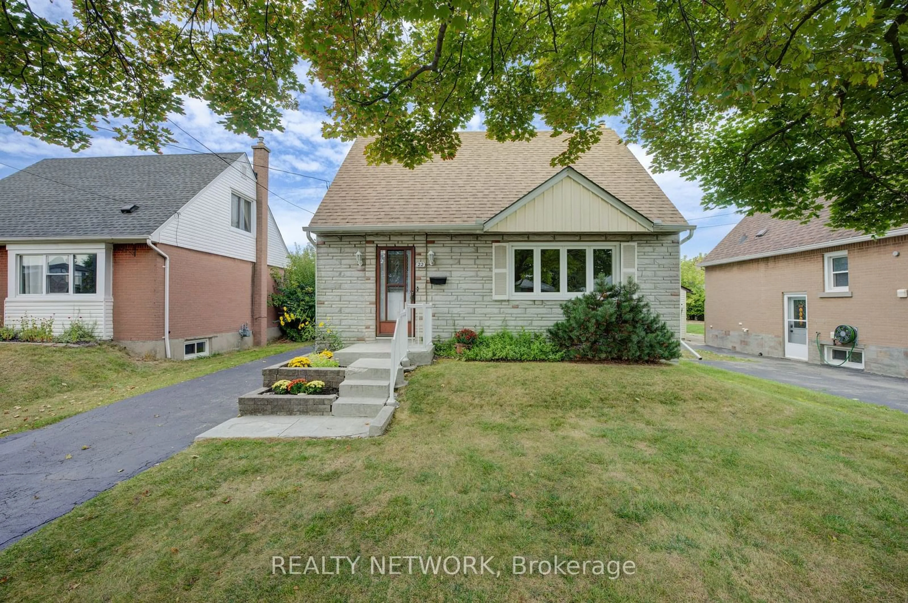 Frontside or backside of a home for 22 East 44th St, Hamilton Ontario L8T 3G4