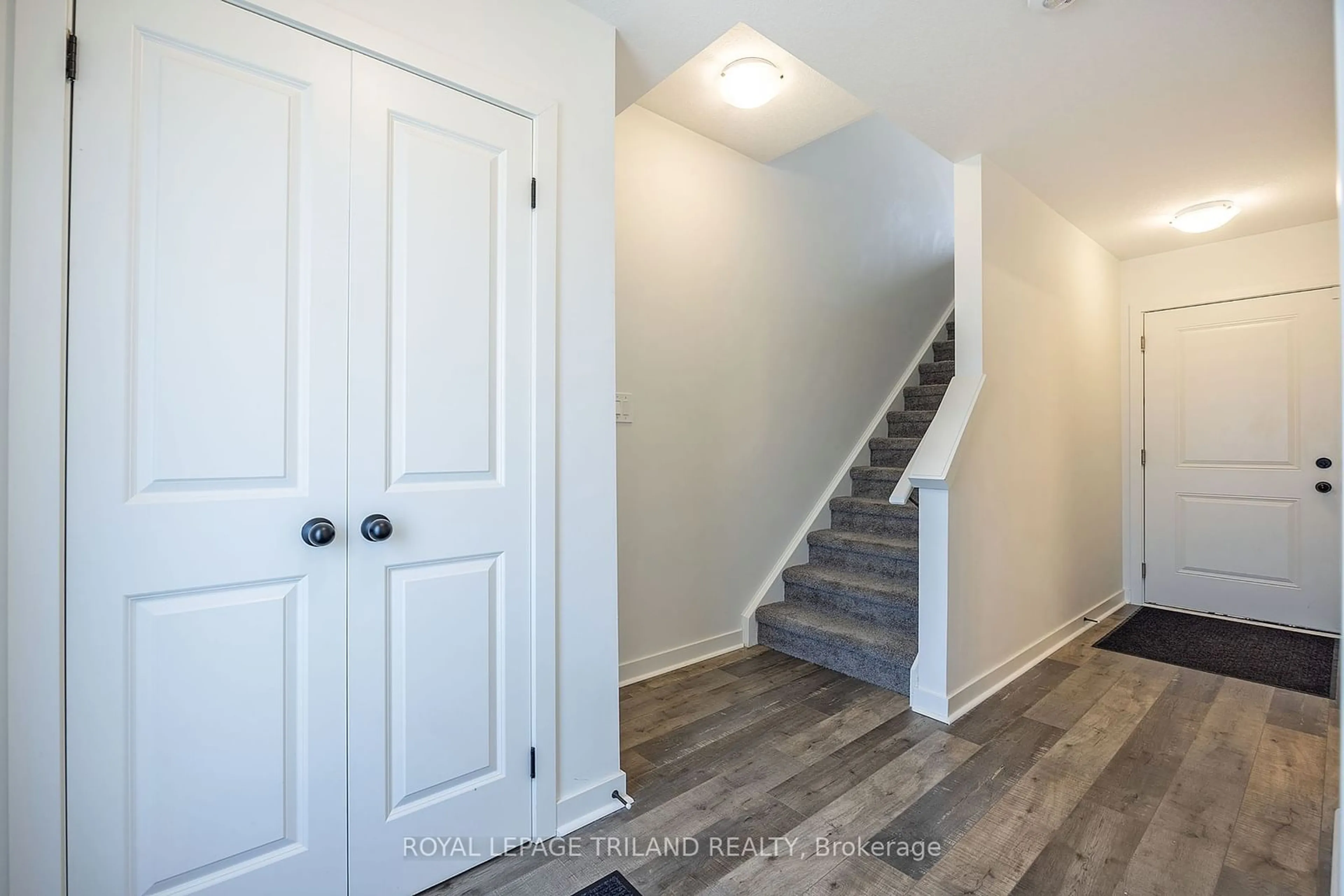 Indoor entryway, wood floors for 1781 HENRICA Ave #36, London Ontario N6H 5K3