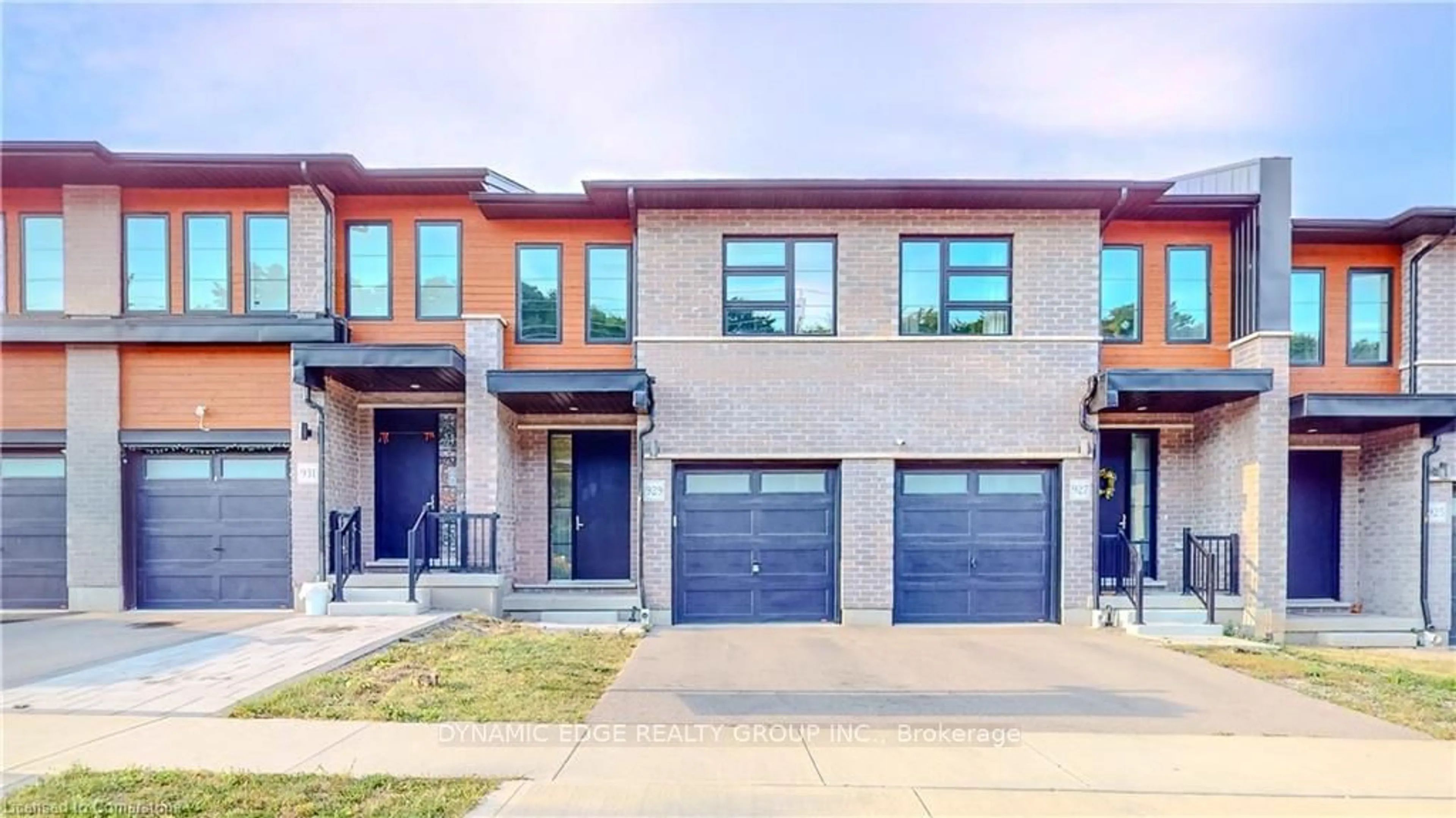 A pic from exterior of the house or condo, the street view for 929 Robert Ferrie Dr, Kitchener Ontario N2R 0P9