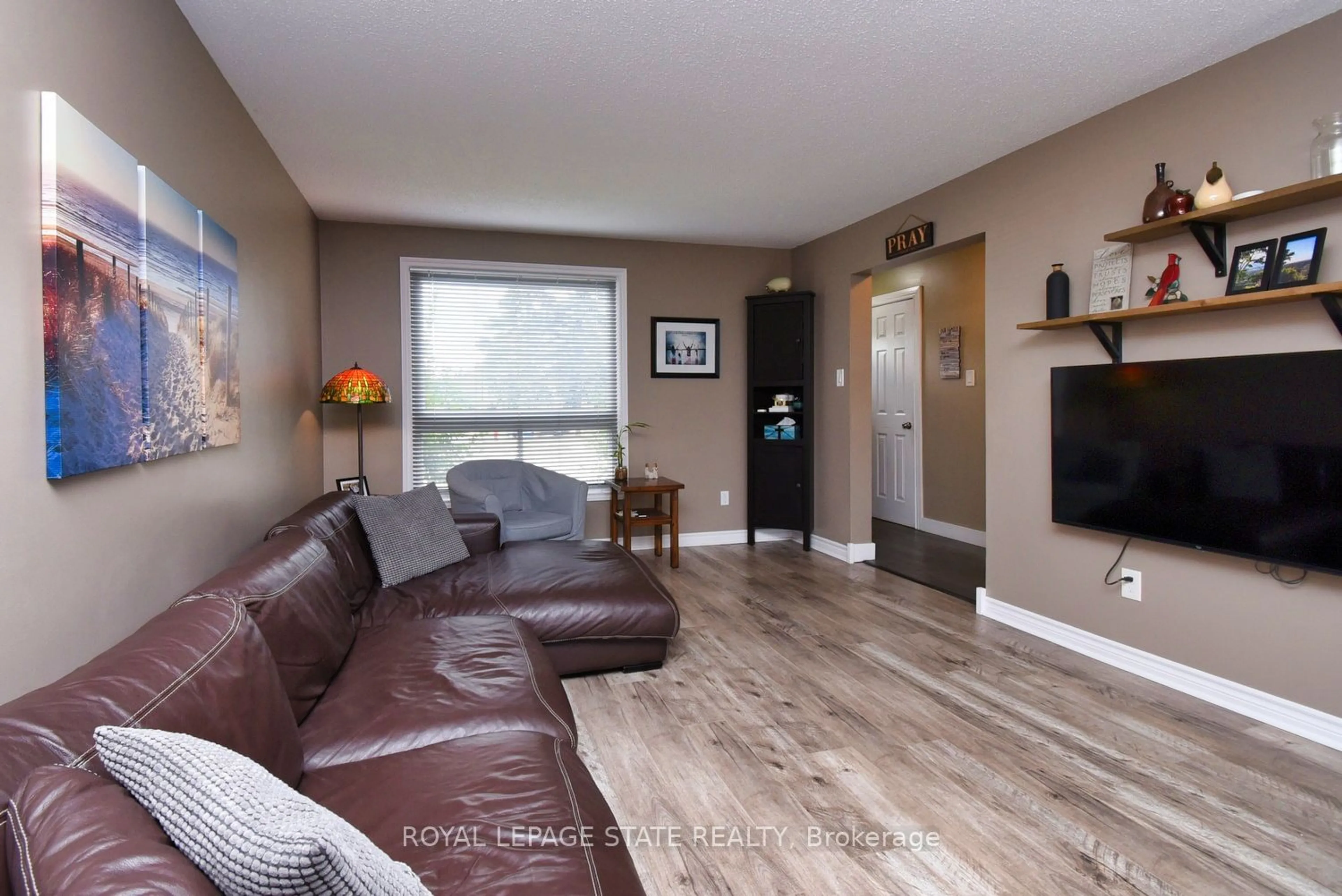 Living room, wood floors for 150 Gateshead Cres #122, Hamilton Ontario L8G 4A7