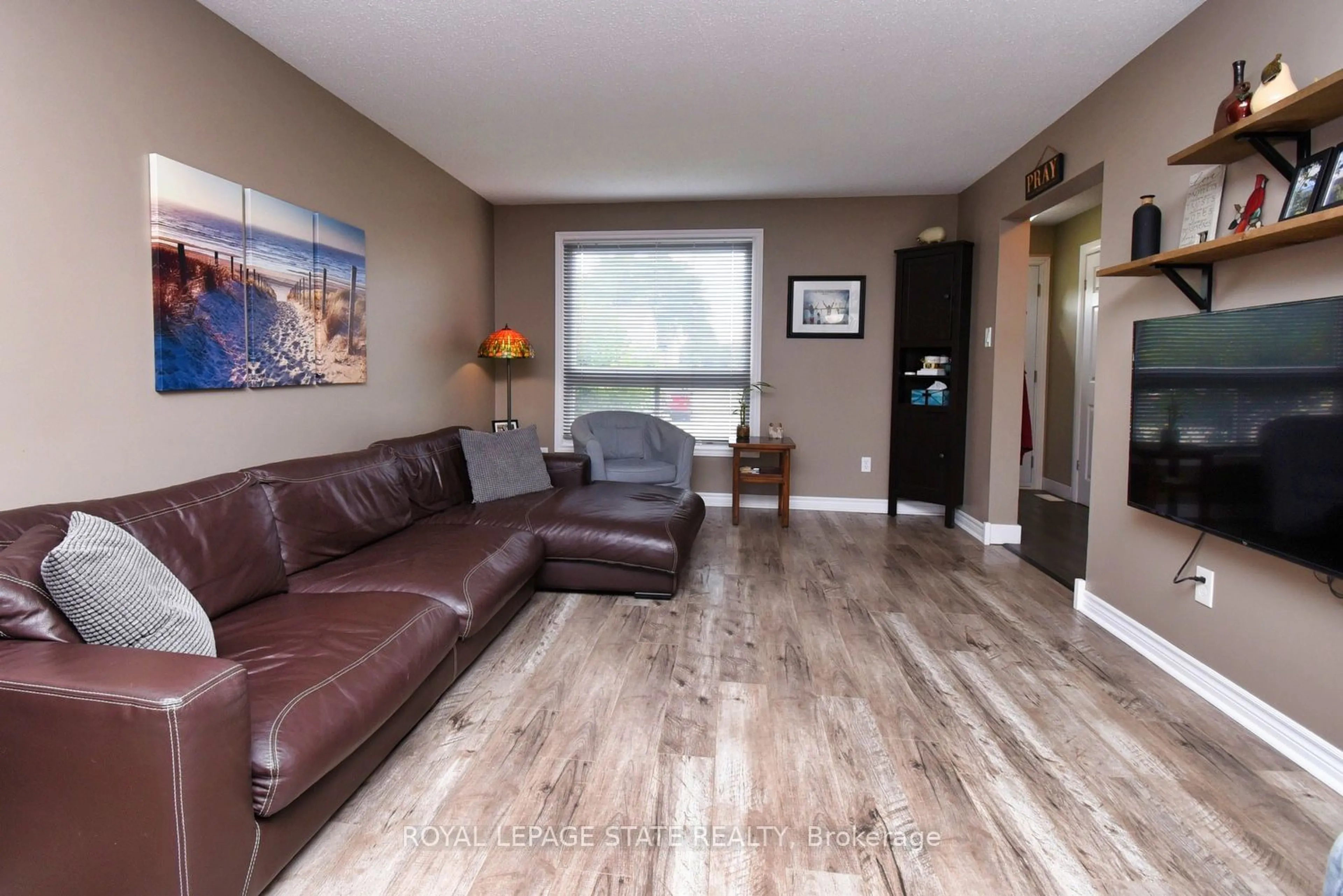 Living room, wood floors for 150 Gateshead Cres #122, Hamilton Ontario L8G 4A7