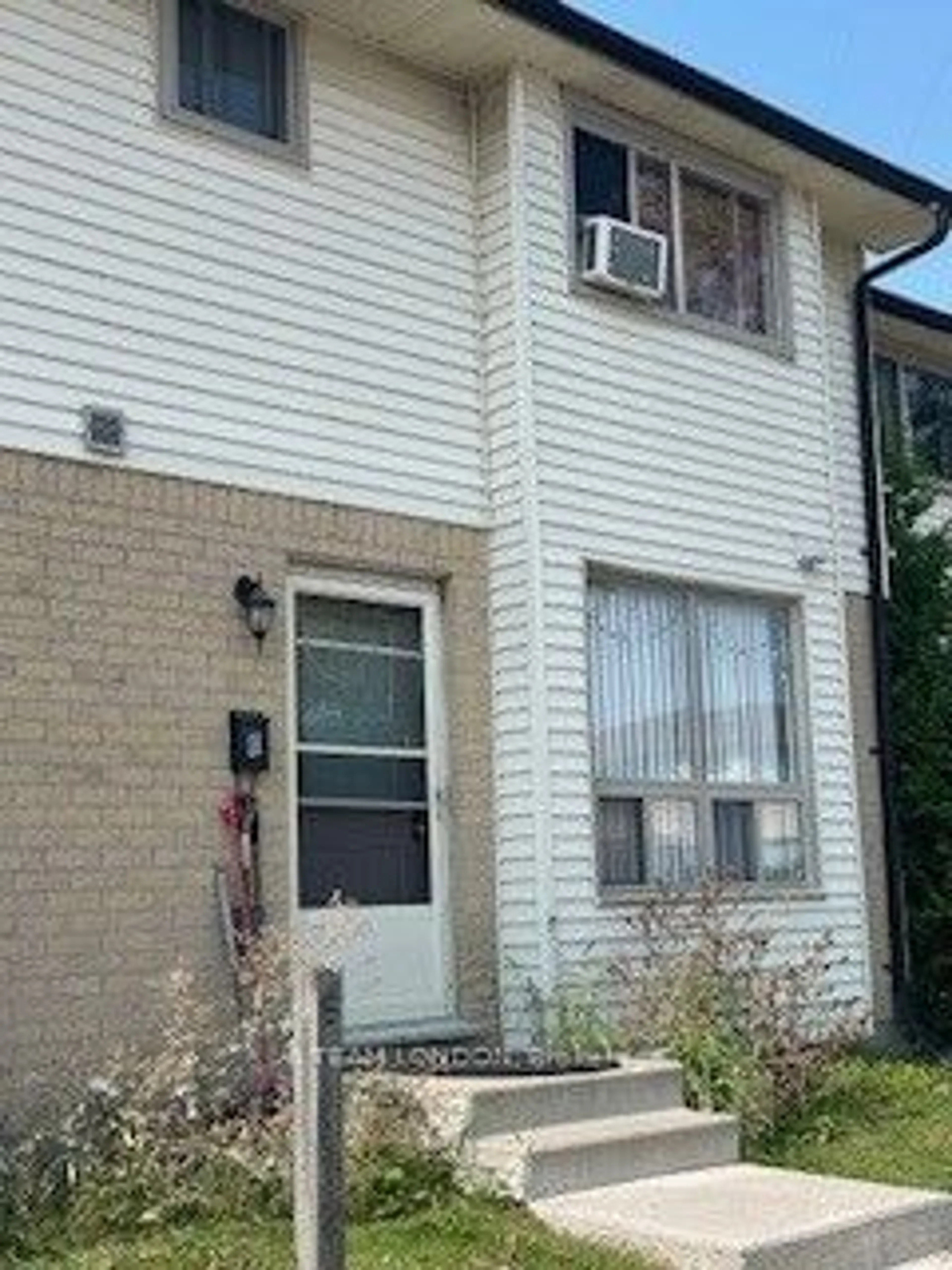 A pic from exterior of the house or condo, cottage for 135 Belmont Dr #6, London Ontario N6J 4J3