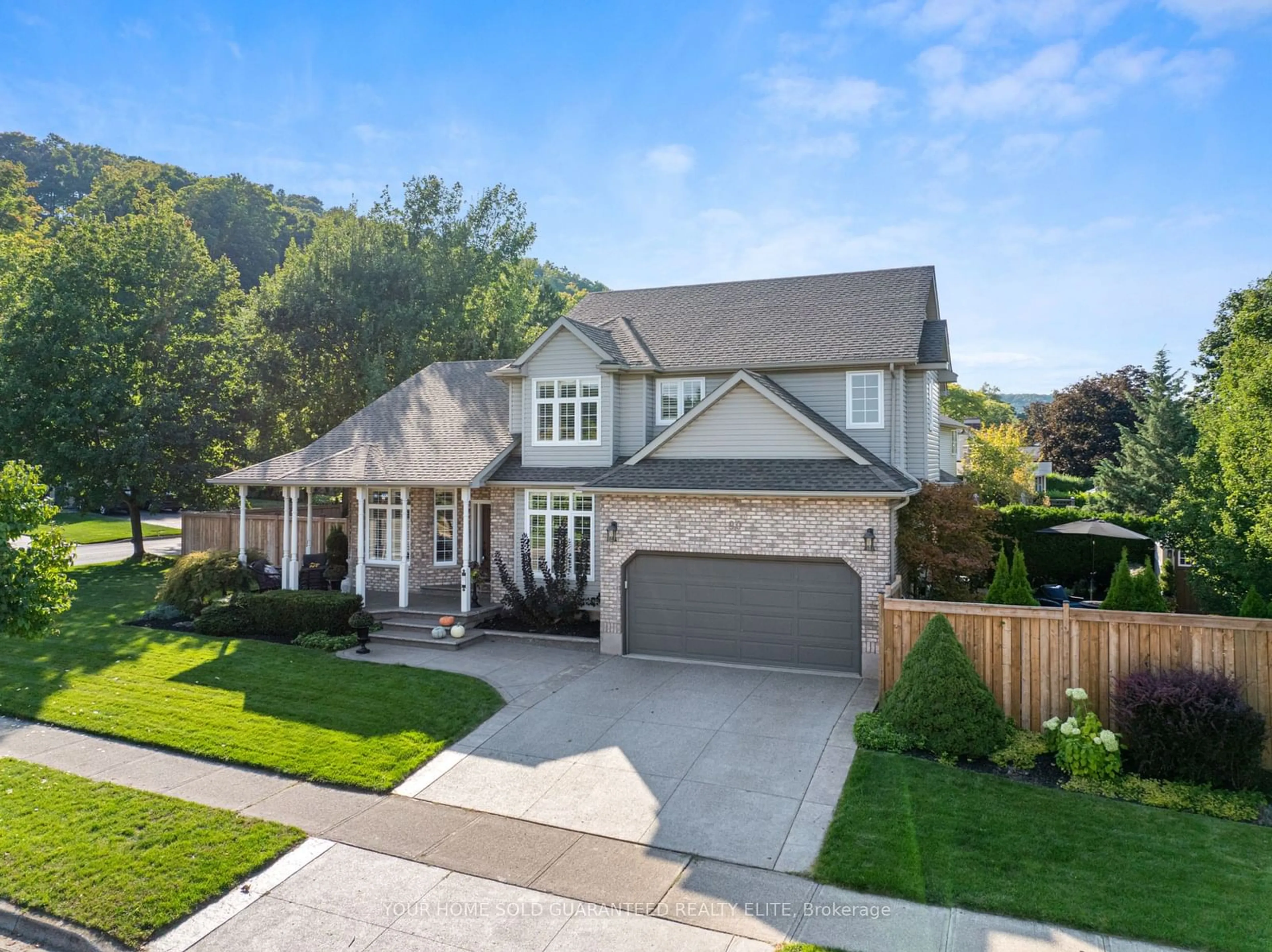 Frontside or backside of a home, the street view for 90 Hedge Lawn Dr, Grimsby Ontario L3M 5H4