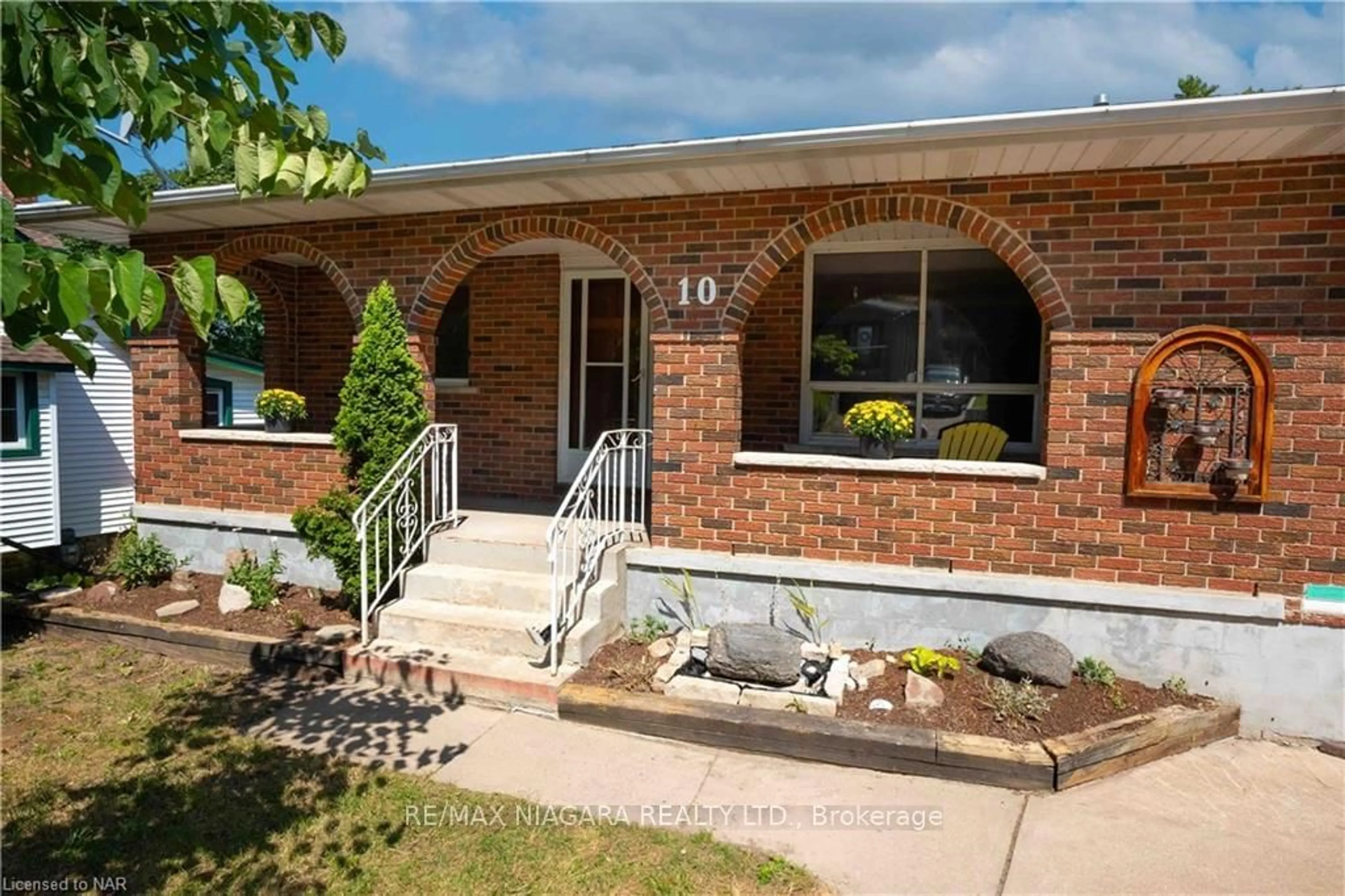 Home with brick exterior material for 10 Dundas Cres, St. Catharines Ontario L2T 1T3