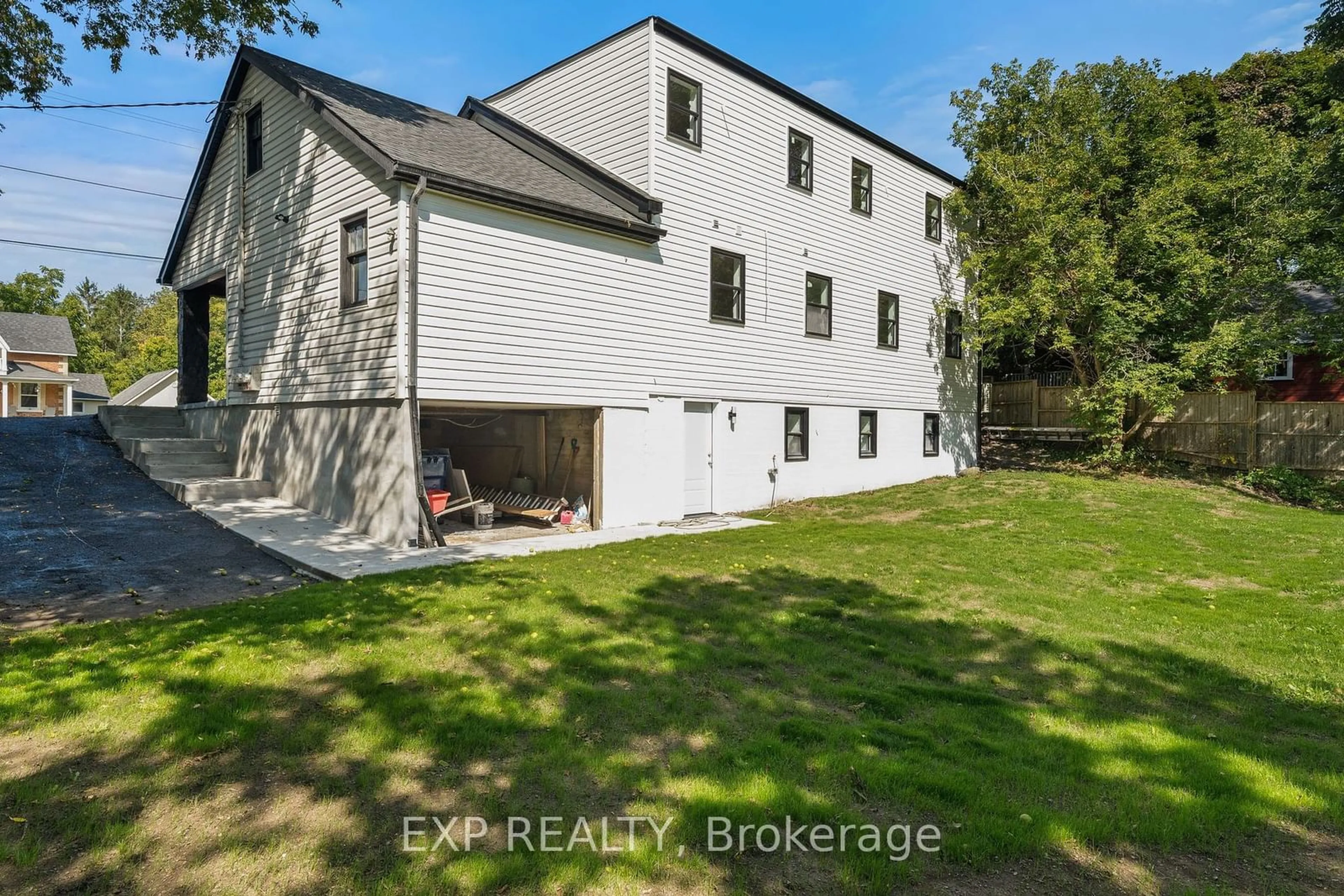 A pic from outside/outdoor area/front of a property/back of a property/a pic from drone, building for 124 Colborne St, Kawartha Lakes Ontario K0M 1N0