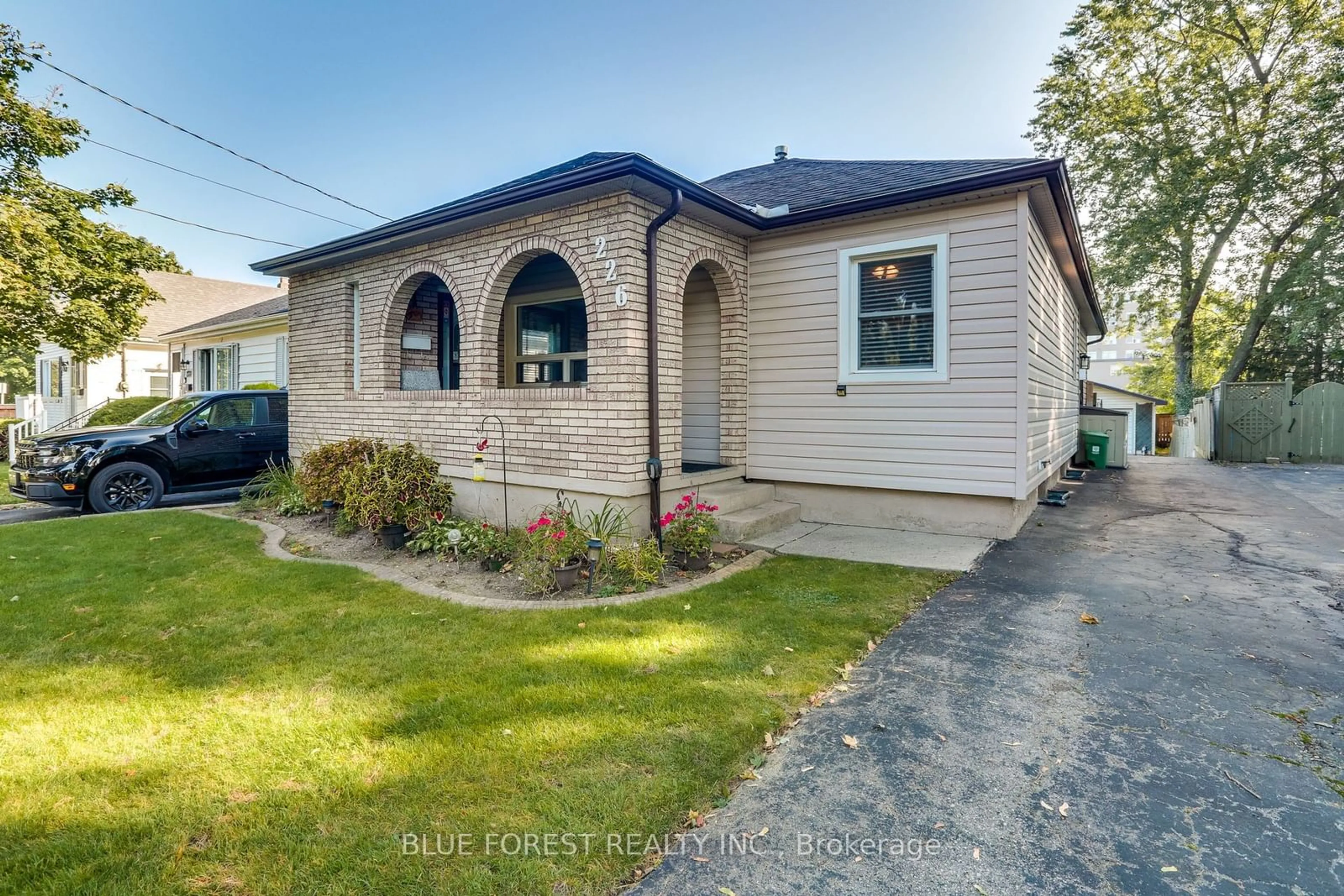 Frontside or backside of a home, cottage for 226 Oakland Ave, London Ontario N5W 4J3