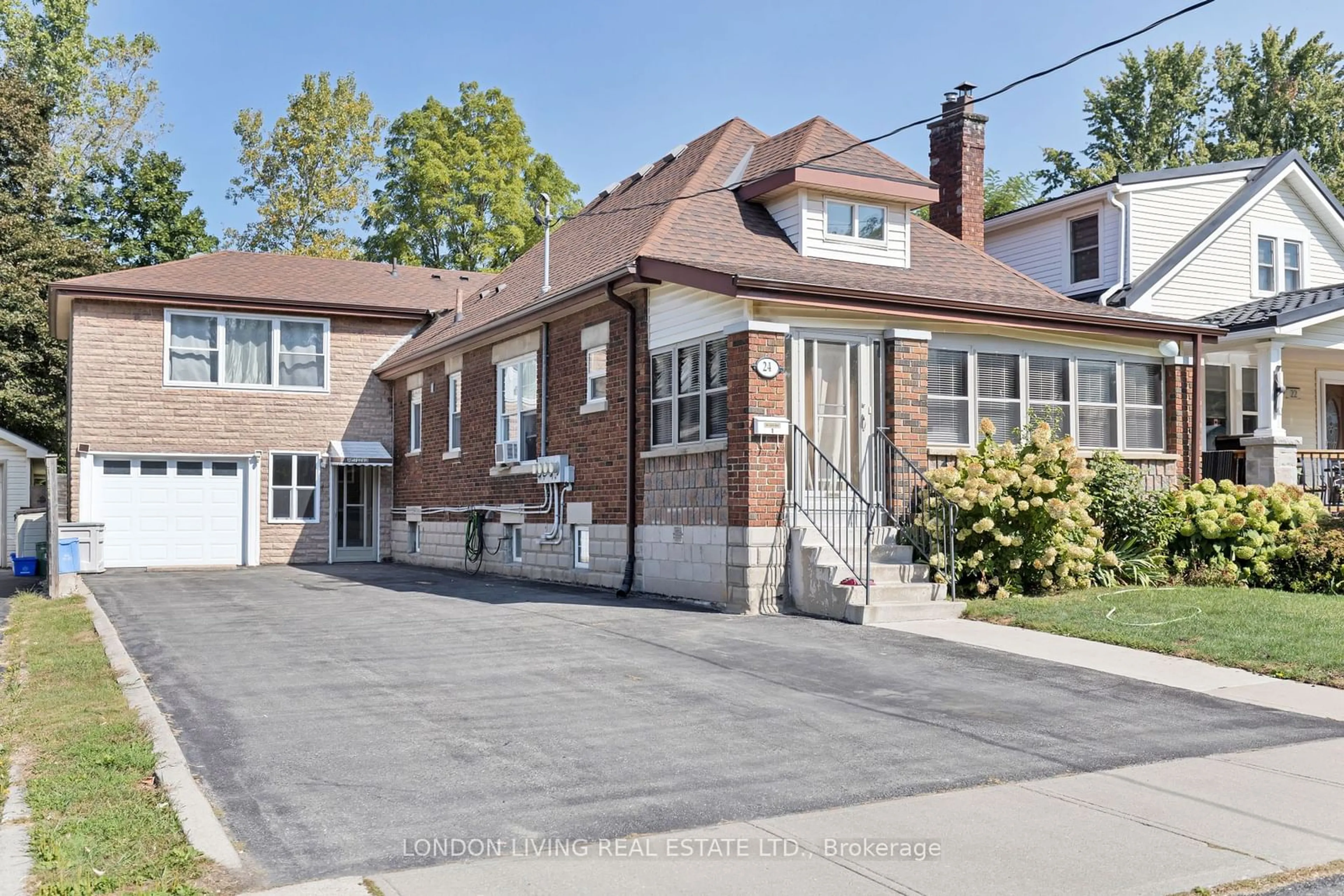 A pic from exterior of the house or condo, the front or back of building for 24 Elmwood Pl, London Ontario N6J 1J2