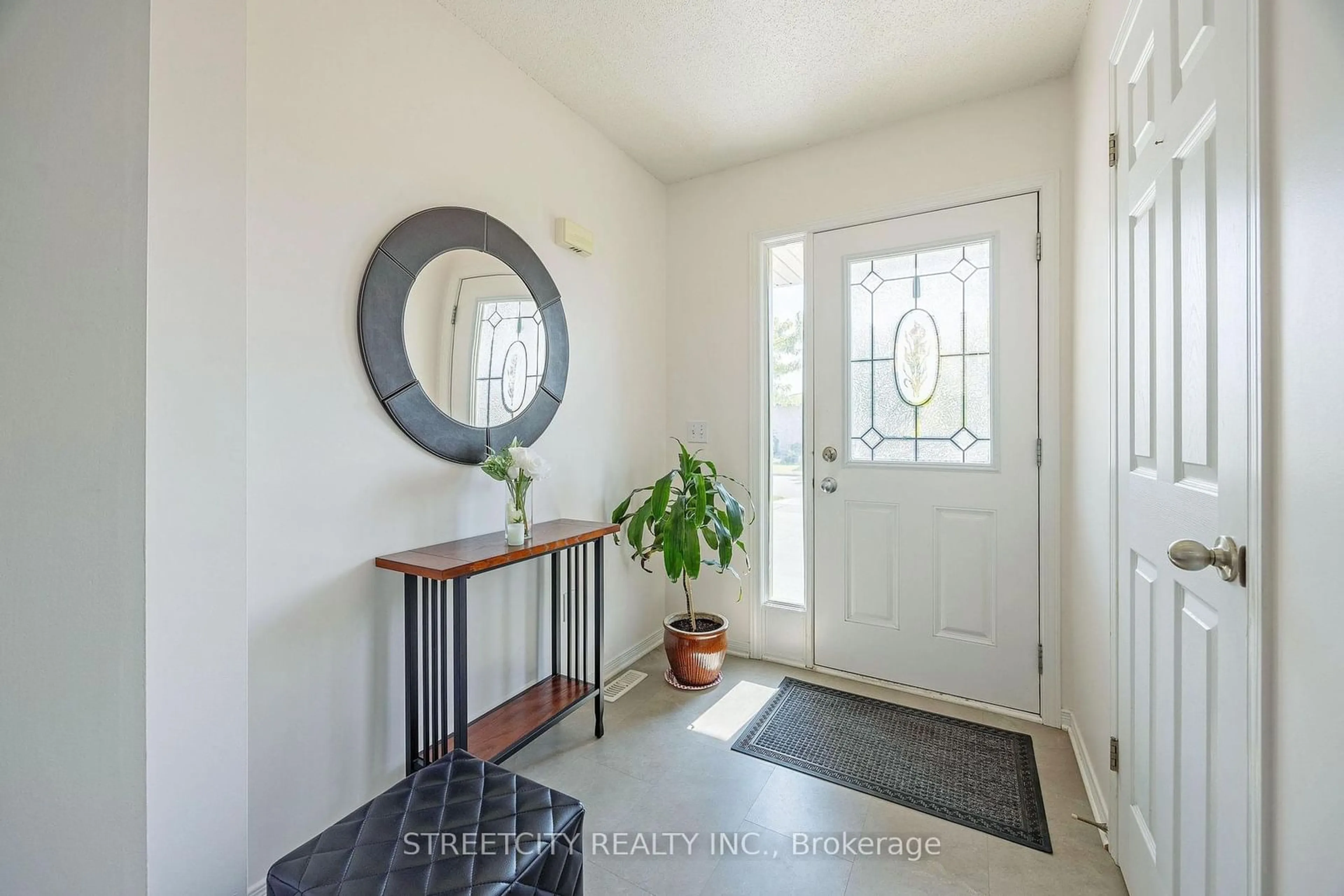 Indoor entryway for 1564 Mickleborough Dr, London Ontario N6G 5R9