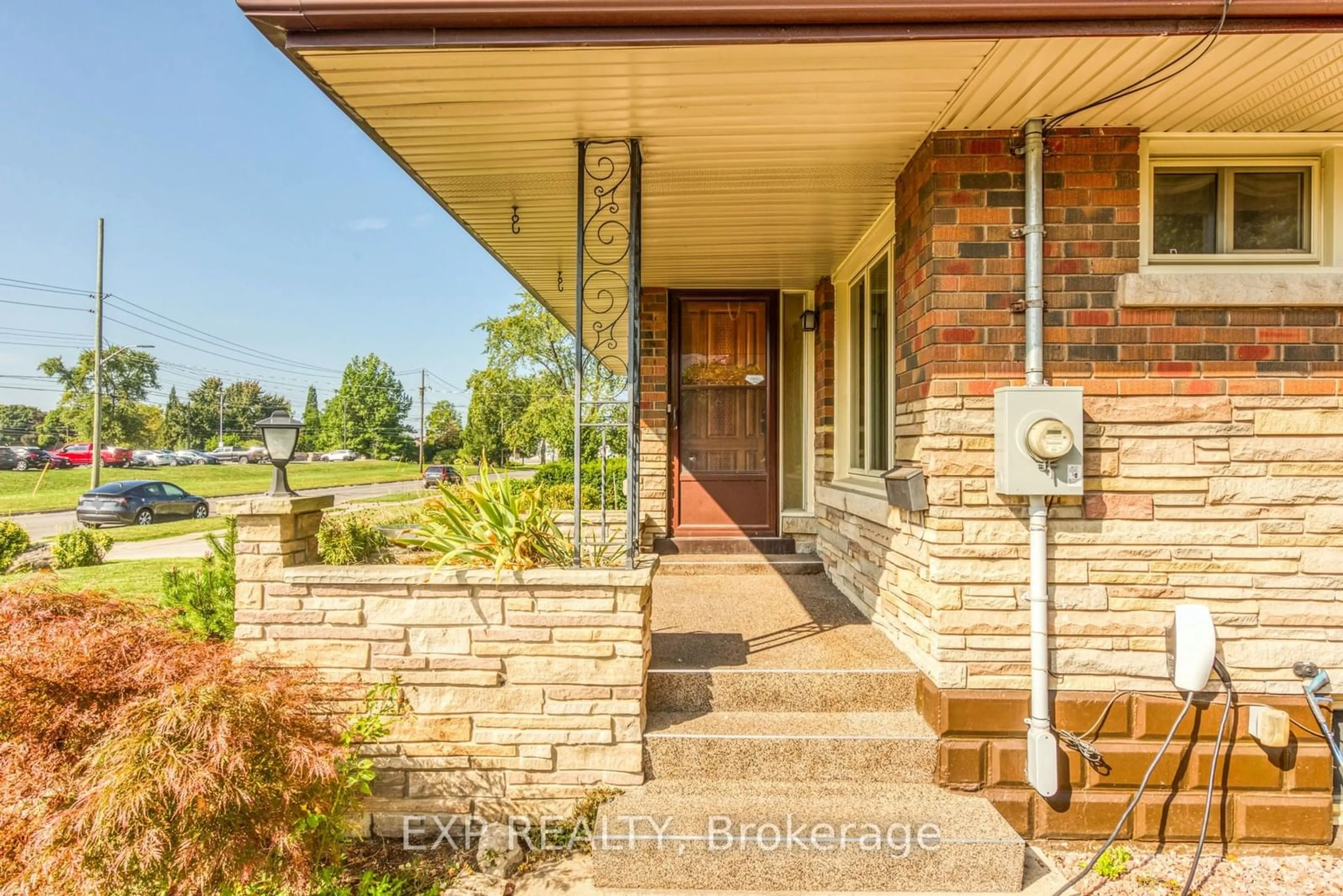 Indoor entryway, cement floor for 54 Third St, Welland Ontario L3B 4W4