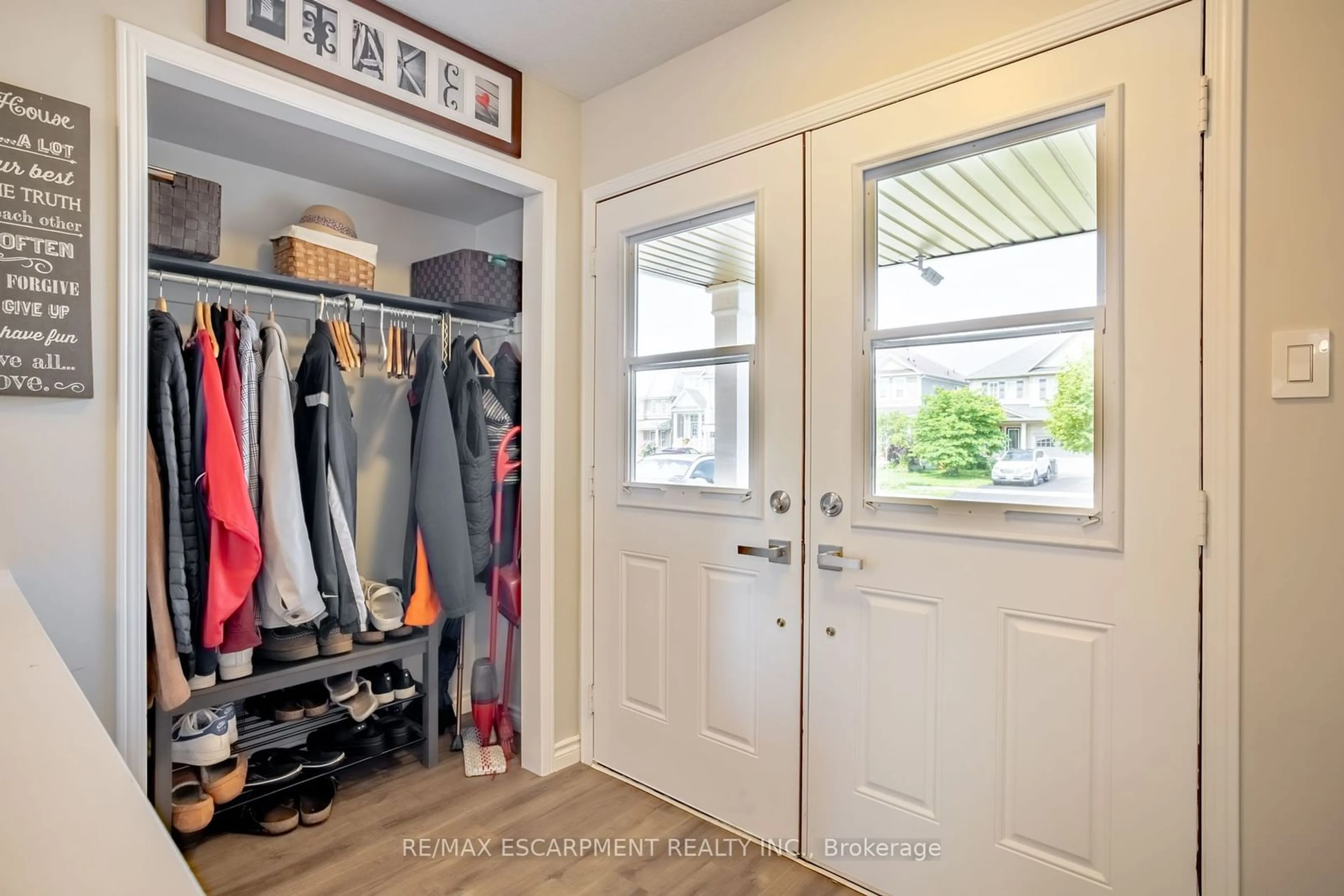 Indoor entryway for 93 BRADLEY Ave, Hamilton Ontario L0R 1C0