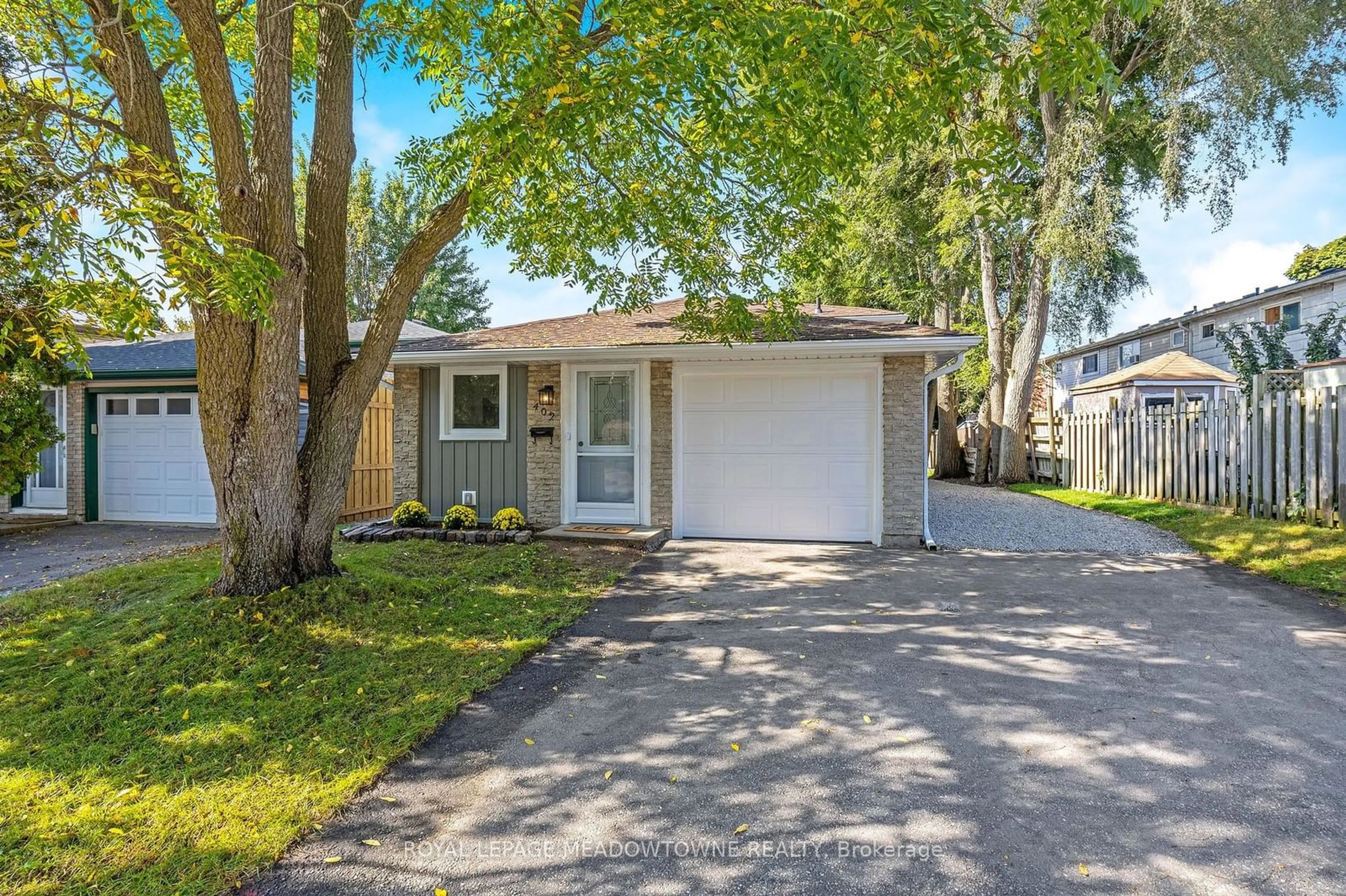 A pic from exterior of the house or condo for 402 Pinetree Cres, Cambridge Ontario N3H 4X5